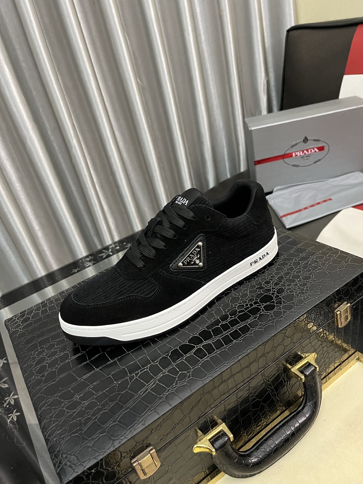 NO:588517,[PRADA] Prada casual shoes, originally developed 1:1, made of high-mercerized cowhide with imported cowhide, silk sheepskin lining, rubber outsole, comfortable and soft on the foot, size 38-444 colors available, prada, prada, cowhide, sheepskin19860909【PRADA】普拉达休闲鞋,原版1比1开发,面料高丝光牛猄配进口牛皮,内里丝绸羊皮,大底橡胶,上脚舒适柔软,码数38-444色可选,,prada,prada,cowhide,sheepskin,Men's shoes