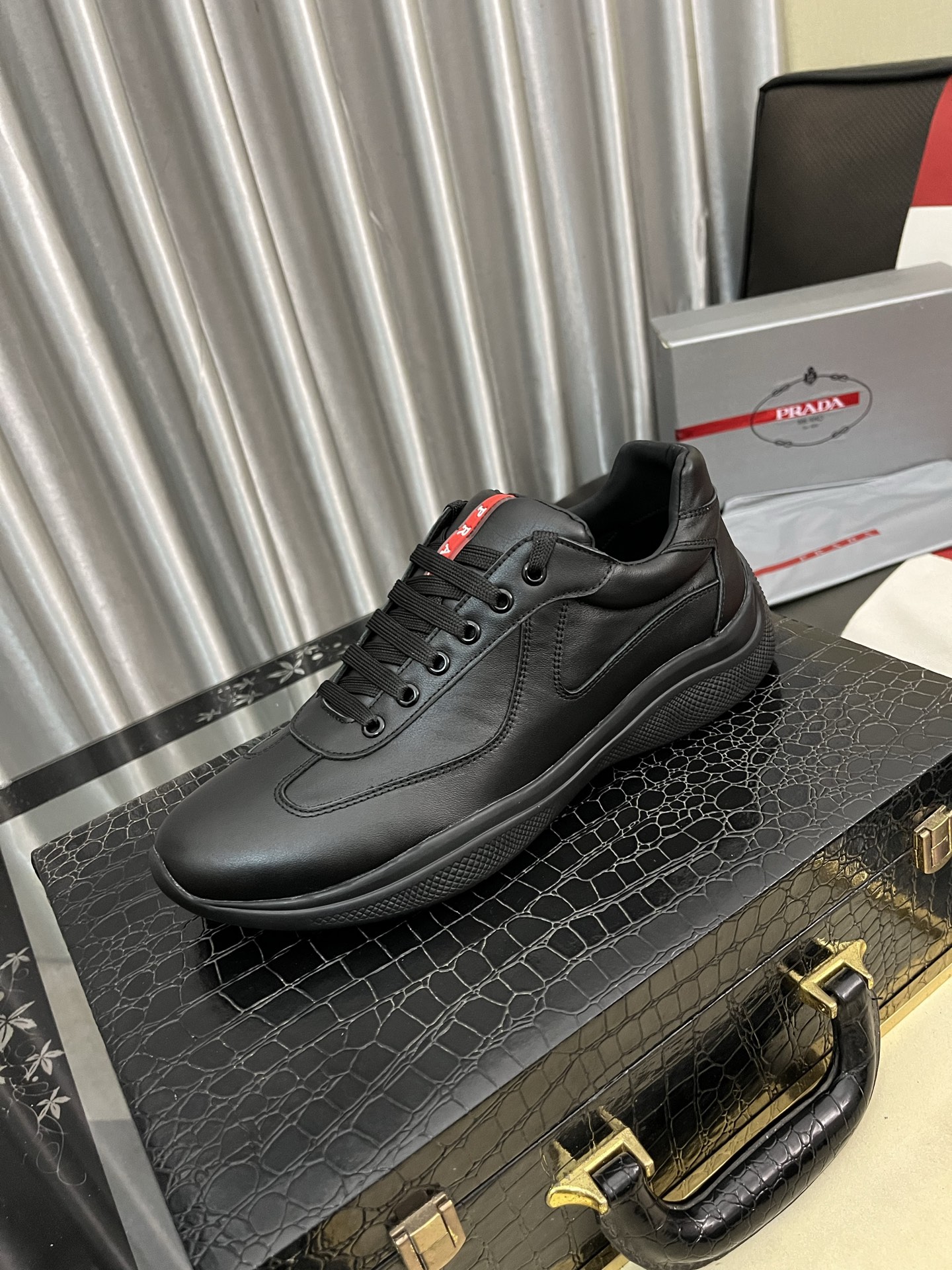 NO:588524,[PRADA] Prada casual shoes, original 1:1 development, high mercerized cowhide fabric with imported cowhide, silk sheepskin lining, rubber outsole, comfortable and soft on the foot, size 38-442 colors available, prada, prada, cowhide, sheepskin19860909【PRADA】普拉达休闲鞋,原版1比1开发,面料高丝光牛猄配进口牛皮,内里丝绸羊皮,大底橡胶,上脚舒适柔软,码数38-442色可选,,prada,prada,cowhide,sheepskin,Men's shoes