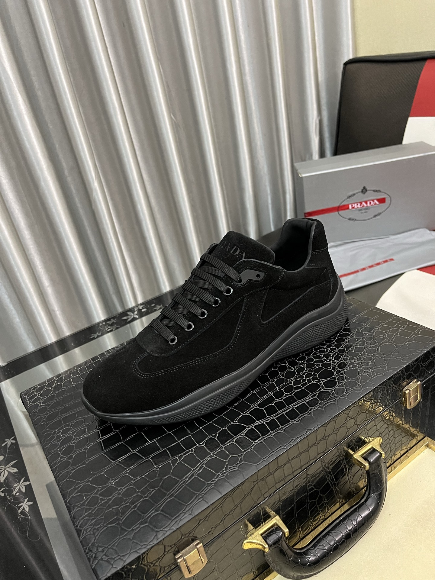 NO:588530,[PRADA] Prada casual shoes, originally developed 1:1, made of high-mercerized cowhide with imported cowhide, silk sheepskin lining, rubber outsole, comfortable and soft on the foot, size 38-444 colors available, prada, prada, cowhide, sheepskin19860909【PRADA】普拉达休闲鞋,原版1比1开发,面料高丝光牛猄配进口牛皮,内里丝绸羊皮,大底橡胶,上脚舒适柔软,码数38-444色可选,,prada,prada,cowhide,sheepskin,Men's shoes
