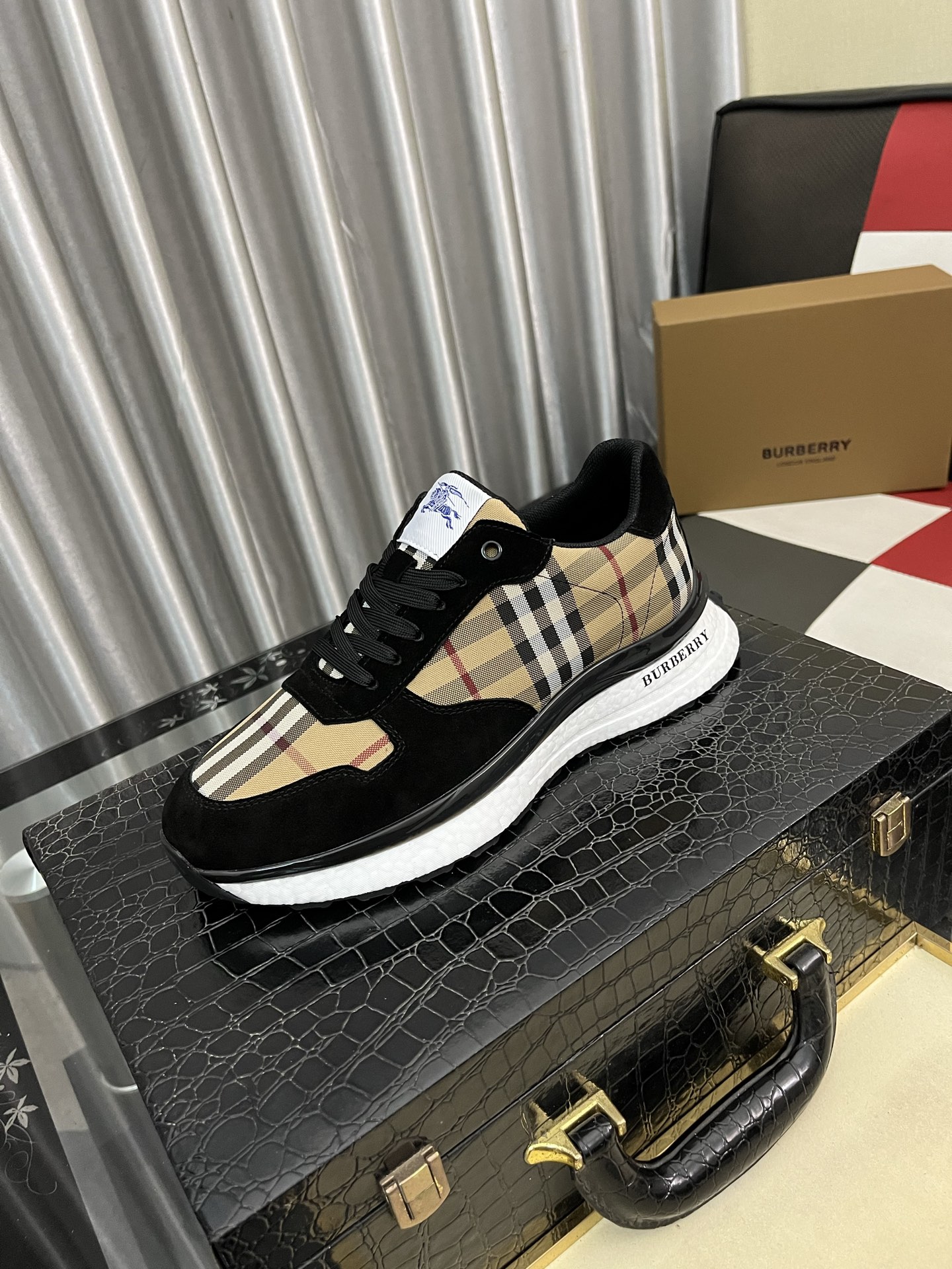 NO:589068,'Burberry' men's fashionable casual shoes, high-quality uppers made of imported Italian cowhide stitching printed fabrics, breathable lining + sheepskin feet, fine workmanship, high-end atmosphere, fashionable model shape. Rubber wear-resistant outsole. Sizes 38-442 colors available, burberry, cowhide, sheepskin19860909《巴宝莉》男士时尚潮流休闲鞋,高品质鞋面采用进口意大利牛皮拼接印花面料,透气内里+羊皮垫脚,做工精细,高端大气,有时尚典范造型.橡胶耐磨大底.码数38-442色可选,,burberry,cowhide,sheepskin,Men's shoes