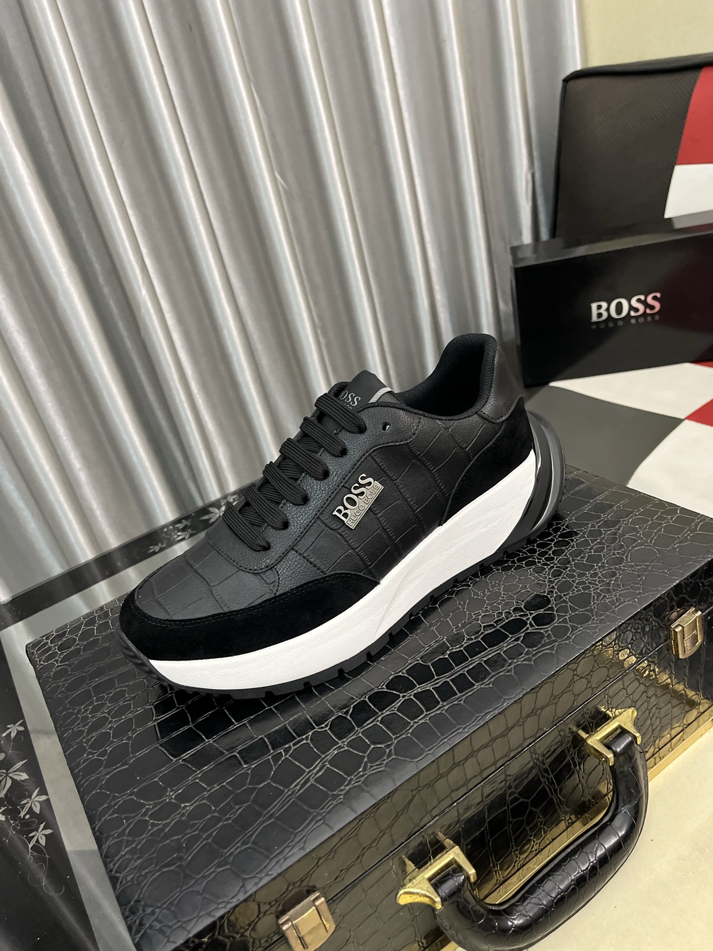 NO:589076,[BOOS] Men's casual shoes are made of imported calfskin uppers, ultra-breathable and comfortable, fine workmanship and high-end atmosphere. They have a fashionable model shape. The foamed transparent wear-resistant outsole is comfortable to wear and worth owning. Available in 38-443 colors, cowhide19860909【BOOS】男鞋休闲鞋原单品质鞋面采用进口小牛皮,超透气舒适内里做工精细,高端大气.有时尚典范造型.发泡透明耐磨大底,穿着舒适,值得拥有.码数38–443色可选,,cowhide,Men's shoes