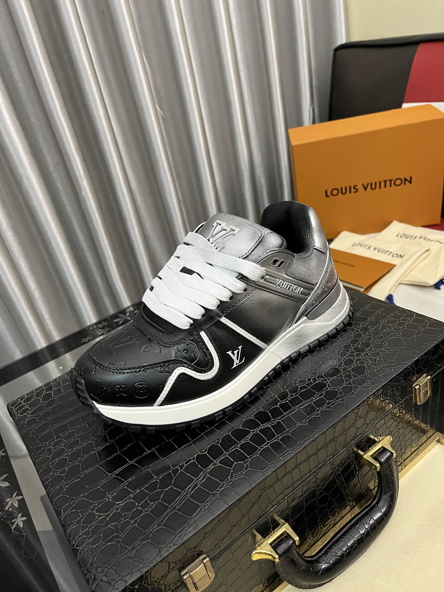 NO:589257,[LOUIS VUITTON] (original order) new LV Louis Vuitton * - top version of LV classic trendy shoes!  Use imported original cowhide, water-dyed cowhide lining, and original wear-resistant rubber combination outsole!  High quality products!  Multiple colors available, code number 38-44 (45 46 customized), louis vuitton, louis vuitton, louis vuitton, cowhide19860909【LOUIS VUITTON）（原单）新款LV路易威登 *——顶级版本 LV经典潮鞋！选用进口原版牛皮 水染牛皮内里.原版耐磨橡胶组合大底！高品质精品！多款颜色可选,码数38-44（45 46定制）,,louis vuitton,louis vuitton,louis vuitton,cowhide,Men's shoes