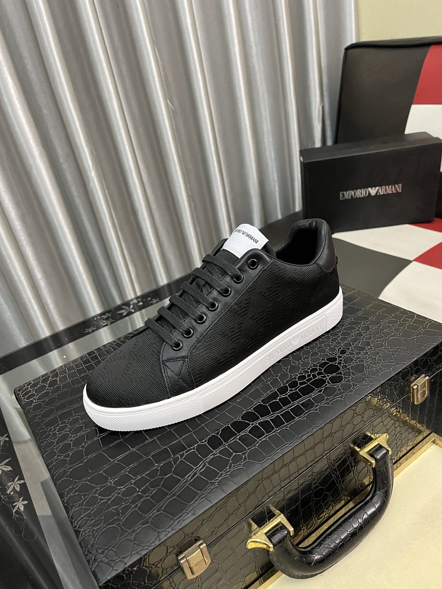 NO:589659,[Armani] Armani's latest casual shoes, hot-selling same style on the official website [satisfied] original hot-selling model. Original factory cowhide material 11 original boards, wool lining, original foam outsole. Body accessories one-to-one molding, counter quality. Dear friends, if you are still worried about wearing matching shoes, then this shoe is your best choice!  38-44,,armani,armani,cowhide19860909【Armani】阿玛尼最新新款休闲鞋 火爆热卖官网同款[得意]原单爆款 .原工厂牛皮材料11原板 羊毛内里,原厂发泡大底.身配件一比一开模 专柜品质 亲们你还为穿着搭配鞋发愁那这款鞋你就是你不二的选择！38-44,,armani,armani,cowhide,Men's shoes