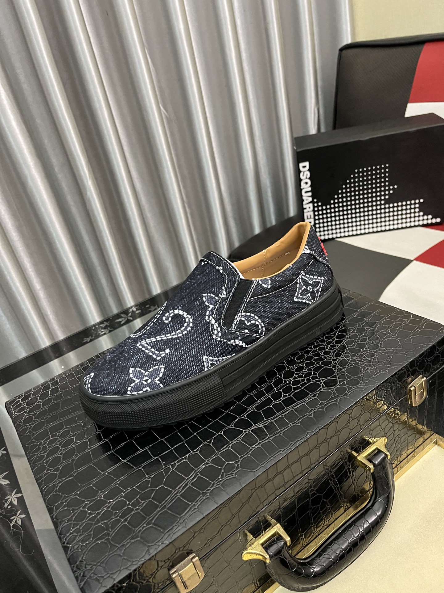 NO:589666,[D2～] Men's casual shoes are on sale simultaneously in 2025z cabinets. Size: 38-44 # 3 colors. The upper is made of multi-material spliced ​​genuine leather lining, which is comfortable and breathable. The original sole is comfortable and wear-resistant. The real thing is better when photographed in person.19860909【D2～】男士休闲鞋 2025z柜同步发售 码数:38-44 # 3个颜色鞋面选用多材质拼接真皮内里,舒适透气,鞋底原版舒适耐磨大底,实物拍摄实物更赞,,Men's shoes
