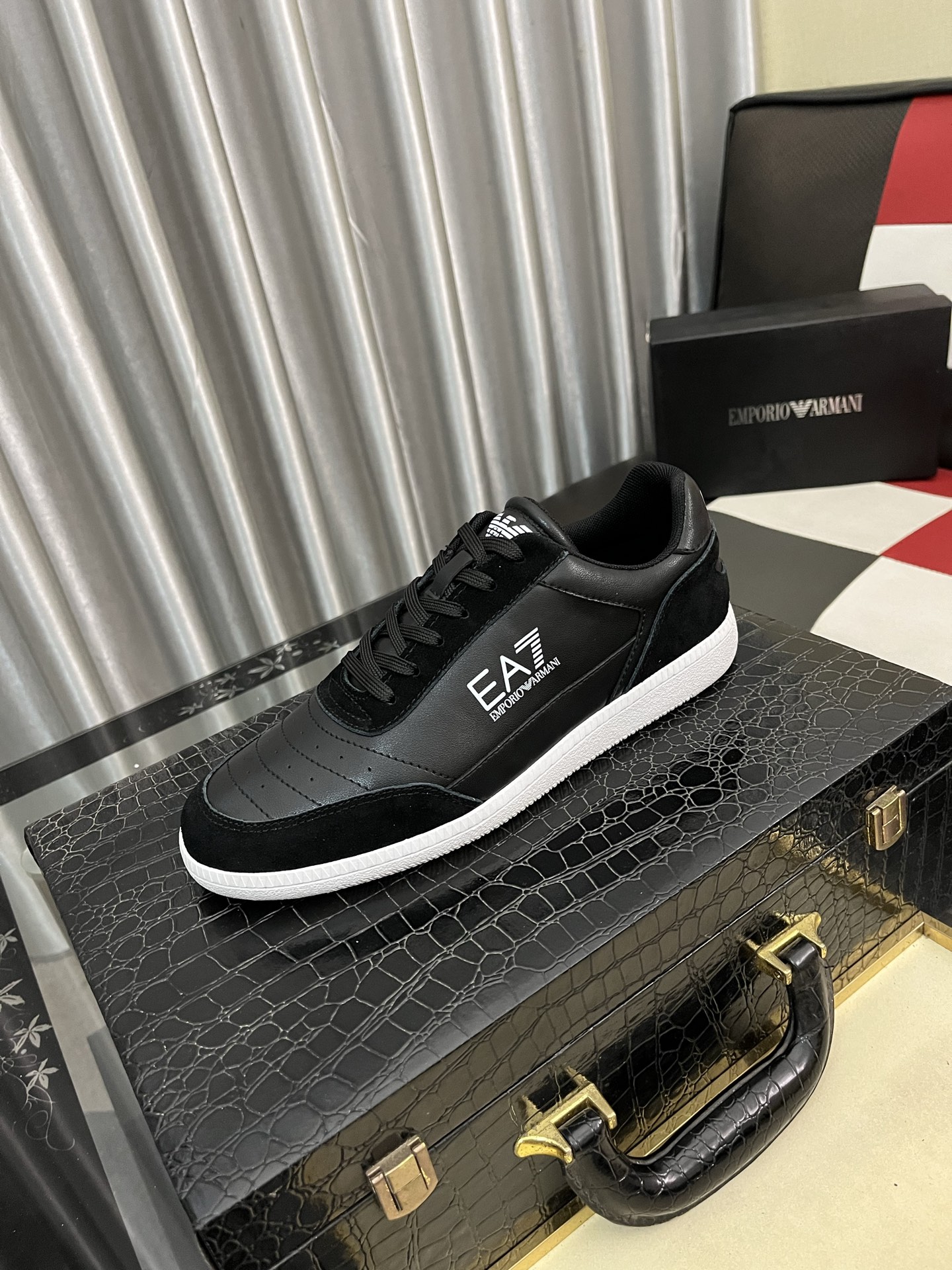 NO:589961,GIORGIO ARMANI/Giorgio Armani men's casual shoes are made of a top layer of frosted calfskin and breathable sheep lining, and the heel is wrapped in smooth calfskin. The leather is soft and delicate, comfortable and breathable. The tongue is decorated with brand logo letters, the side heels are decorated with brand logo, and the rubber outsole is comfortable and stylish!  Size38-445 colors available,,armani,armani,cowhide19860909GIORGIO ARMANI/乔治阿玛尼 男士休闲鞋采用头层磨砂牛皮小牛皮透气羊里,后跟光滑小牛皮包裹,皮质柔软细腻,舒适透气,鞋舌饰有品牌logo字母,侧跟饰有品牌标,橡胶大底,上脚舒适洋气！ Size38-445色可选,,armani,armani,cowhide,Men's shoes