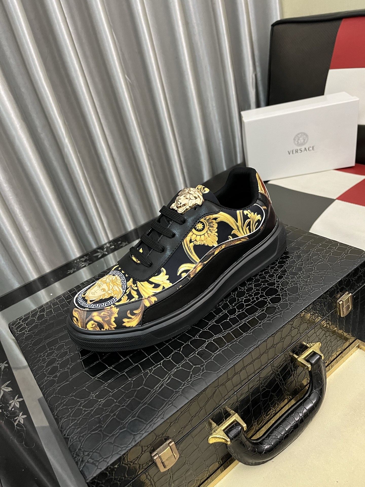 NO:589967,'Versace' men's new high-top latest popular casual shoes, top brand [seduce] luxury [strong] upper is made of imported brand printed fabric + cowhide, breathable lining + sheepskin feet () fine workmanship. Personalized fashionable wear-resistant outsole, light and comfortable on the foot, better looking in kind, 38-442 colors available, versace, cowhide, sheepskin19860909《范思哲》 男士高帮新款最新爆款休闲鞋,顶端品牌[勾引]奢侈[强]鞋面選用进口品牌印花面料+牛皮,透气内里+羊皮垫脚（）精细做工.个性时尚耐磨大底,上脚轻巧舒适,實物更好看,38-442色可选,,versace,cowhide,sheepskin,Men's shoes