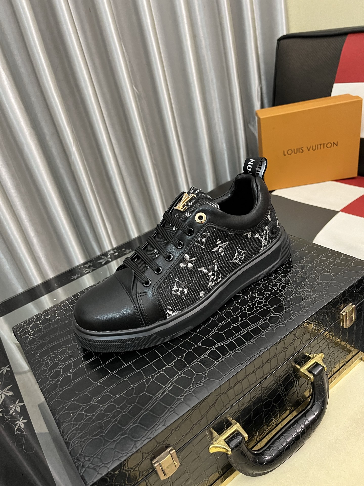 NO:589974,'Louis vuitton/LV Louis Vuitton' original order quality.~ Unique modern style sports shoes. A must-have for trendy men's casual shoes. Original brand imported from Italy, imported original leather, cow lining (refuse to discolor and grind feet) soles are specially provided by the original factory, French lazy style design, fit the feet and stick to the original order quality. Super comfortable original sole. Size 38-443 colors available, louis vuitton, louis vuitton, louis vuitton, sneakers19860909《 Louis vuitton/LV 路易威登 》原单品质.～ 独特现代风运动鞋.休闲鞋潮男必备款 意大利进口原版品牌,进口原版皮,牛里（拒绝脱色磨脚）鞋底原厂特供原版底,法国懒人风格设计 贴脚 在贴原单品质 超舒服原版底 .码数38-443色可选,,louis vuitton,louis vuitton,louis vuitton,sneakers,Men's shoes