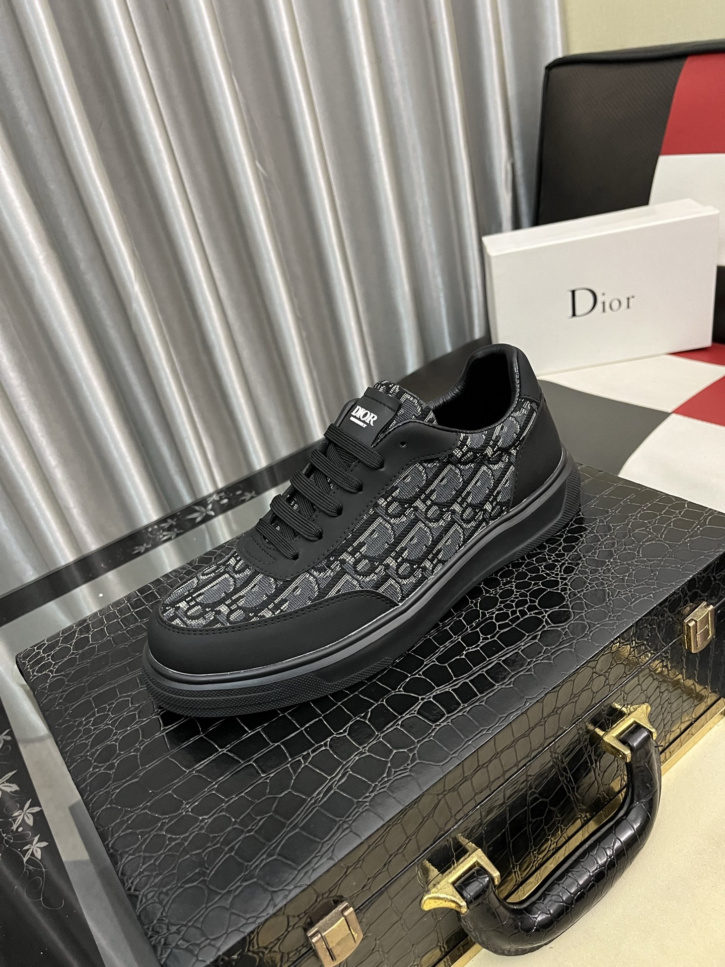 NO:589929,[Dior*DIAO] Original quality. ~ Unique modern style sports shoes. A must-have for fashionable men's casual shoes. Original brand imported from Italy, imported original leather, sheep's lining (refuse to discolor and grind feet) soles are specially provided by the original factory, French lazy style design, fit the feet, original quality, code number 38-443 colors available, dior, sneakers19860909【迪奥*DIAO】原单品质.～ 独特现代风运动鞋.休闲鞋潮男必备款 意大利进口原版品牌,进口原版皮,羊里（拒绝脱色磨脚）鞋底原厂特供原版底,法国懒人风格设计 贴脚 在贴原单品质 码数38-443色可选,,dior,sneakers,Men's shoes