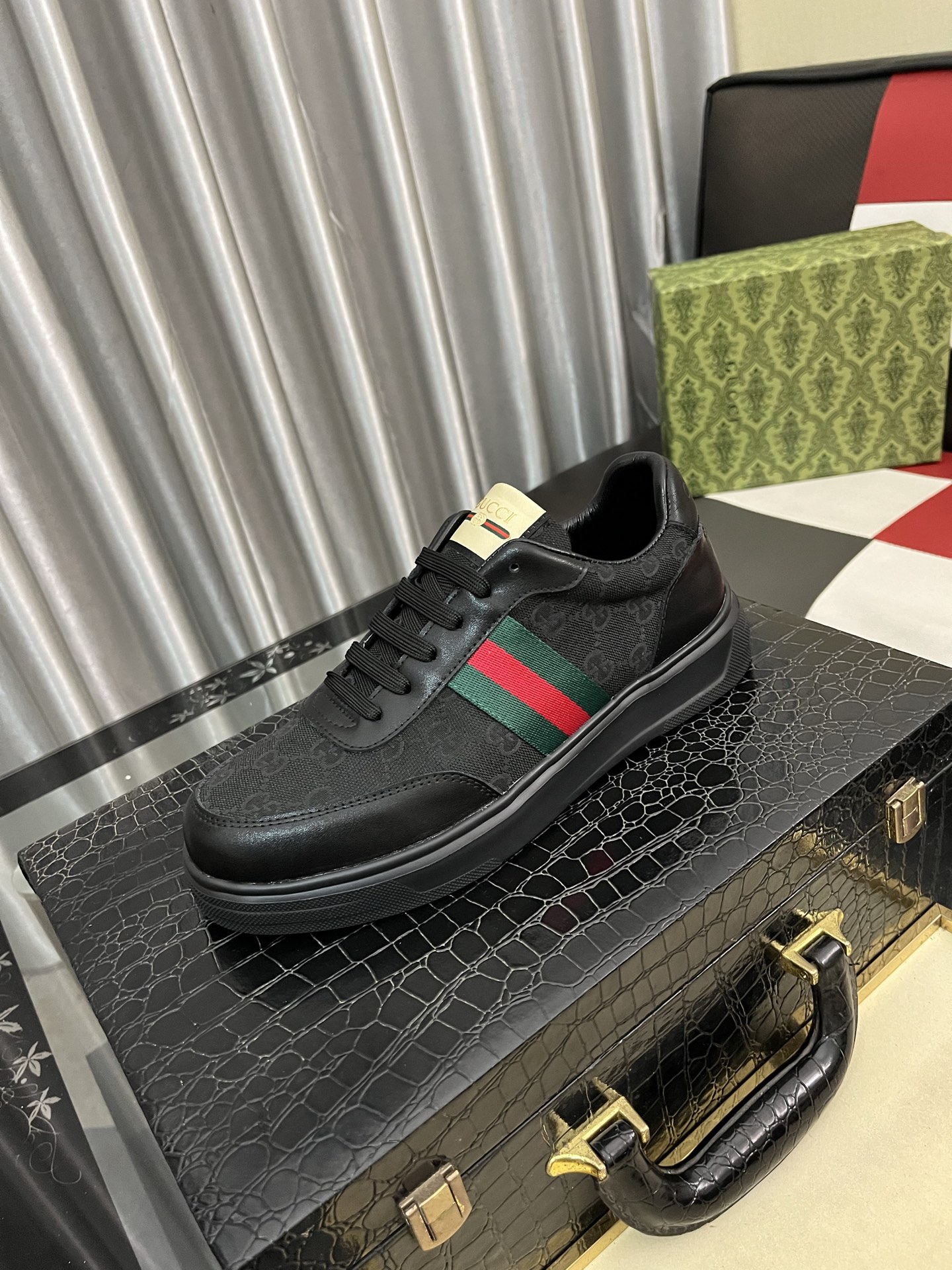 NO:589934,[Gucci] New casual shoes. Exclusively molded and customized style. The fabric is made of cowhide imported from Italy, with genuine leather and breathable lining. Exclusively molded and customized outsole is wear-resistant and non-slip. Counter-level version, perfect match, on-foot effect, exquisite workmanship. Number of sizes 38-443 colors available,,cowhide19860909［古奇］新款休闲鞋.独家开模定制风格,面料采用意大利进口牛皮,真皮透气内里.独家开模定制大底耐磨防滑.专柜级别版型,完美搭配、上脚效果,车工精湛.码数38-443色可选,,cowhide,Men's shoes
