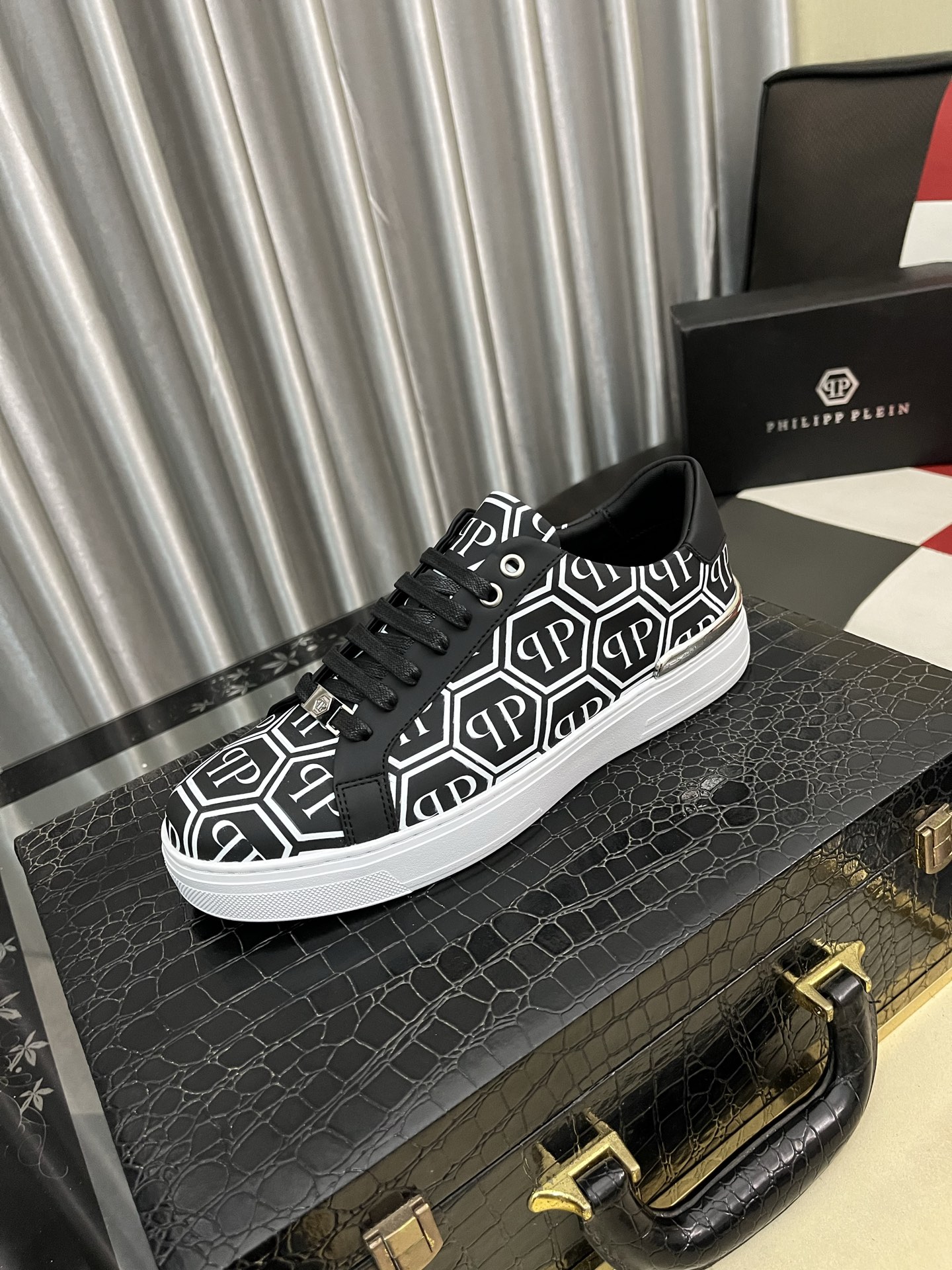 NO:604286,PP Philip, original quality. ~ Unique modern style sports shoes. A must-have for trendy men's casual shoes. Original brand imported from Italy, imported original leather, sheep's lining (refuses to discolor and grind feet) soles are specially provided by the original factory, French lazy style design, foot-fitting size 38-44,, PHILIPP PLEIN, sneakers19860909PP 菲利普 原单品质.～ 独特现代风运动鞋.休闲鞋潮男必备款 意大利进口原版品牌,进口原版皮,羊里（拒绝脱色磨脚）鞋底原厂特供原版底,法国懒人风格设计 贴脚 码数38-44,,PHILIPP PLEIN,sneakers,Men's shoes