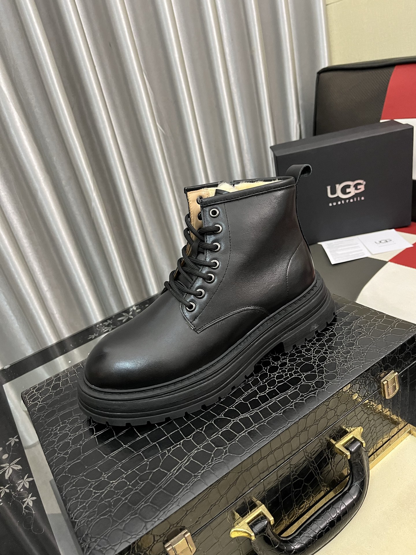 NO:604302,The new UGG fur-integrated men's simple and fashionable snow shoes. The most worth buying at the end of this year are warm casual shoes. Whether you are out and about at home, their comfortable and warm performance will be your most suitable fashion partner!  The material is made of cowhide upper, and the lining is made of imported wool. The two-layer cowhide is warm and comfortable for leisure!  The eva+ rubber patch outsole is cushioned, wear-resistant, and has good elasticity. It is light and wear-resistant, comfortable and soft, and the new simple cut is more fashionable. It has both practicality and fashion sense, so you no longer have to worry about how to match it in winter, but still have a fashionable taste. The material is made of high-quality genuine wool from Dongguan. Look at the details!  Size 38-39-40-41-42-43-44-45,,cowhide19860909新款UGG 皮毛一体男款简约时尚雪地鞋 今年年底最值得入手的那是保暖休闲鞋子,无论外出居家其舒适保暖性能都是你最贴合的时尚伴侣！ 材料采用牛皮鞋面,内里采用进口羊毛.二层牛皮保暖 休闲舒适！ eva+橡胶贴片大底,缓冲,耐磨,和良好的弹性,轻盈耐磨,舒适柔软,全新简洁剪裁,更显时尚,兼具穿搭实用性和时尚感,让您在冬天不再忧愁如何搭配,依然不失时尚品味.莞产高品真羊毛 材质看细节！ 尺码38-39-40-41-42-43-44-45,,cowhide,Men's shoes