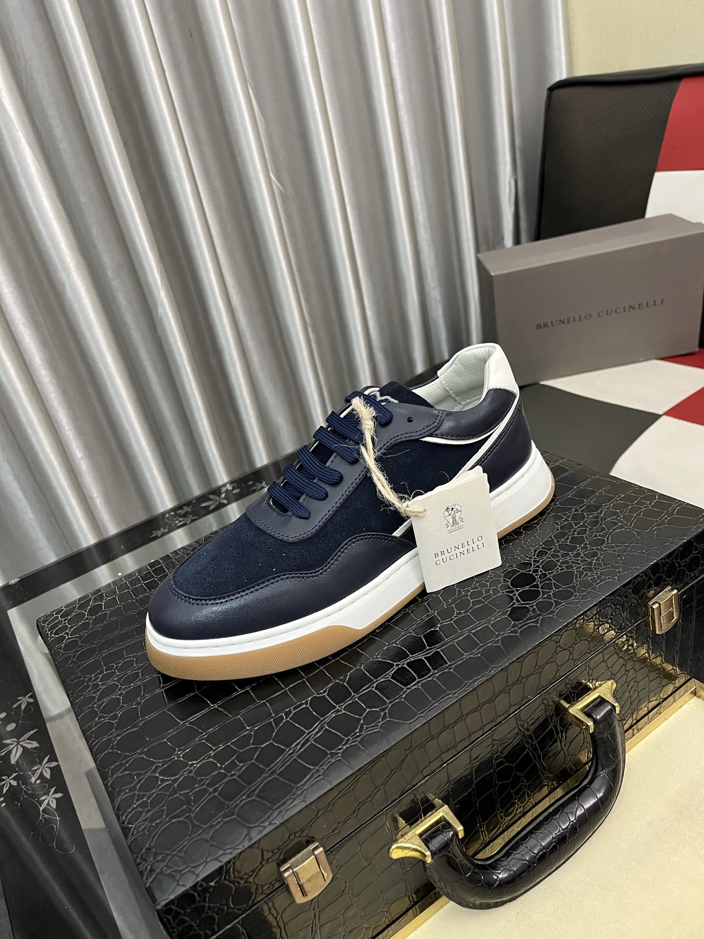 NO:604307,The new BRUNELLO CUCINELLI 'Brunello Cucinelli' counter is launched simultaneously. The new men's shoes and fabrics are selected from first-layer cowhide linings. The original open-molded rubber outsole has exquisite lines, simple and elegant, comfortable and high-end, suitable for leisure and travel. Size: 38 to 443 colors available, brunello cucinelli, cowhide19860909新款BRUNELLO CUCINELLI「布鲁内诺库奇内利」专柜同步上市, 新款男鞋、面料精选头层牛皮内里.原版开模橡胶大底,精美线条、简约大气,上脚舒服上挡次、休闲旅游.码数:38一443色可选,,brunello cucinelli,cowhide,Men's shoes