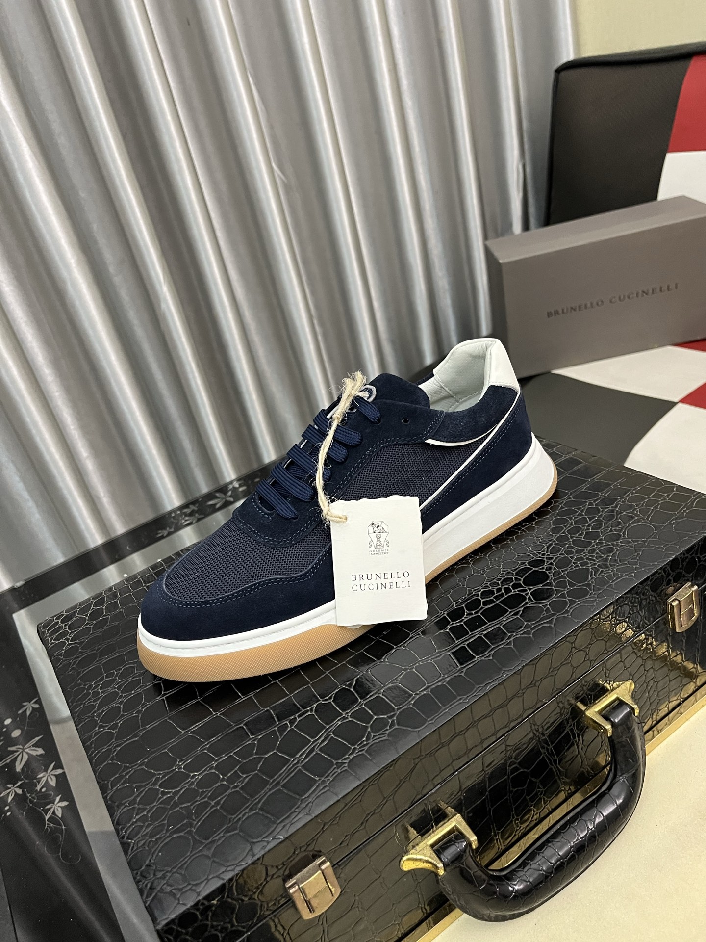 NO:604309,The new BRUNELLO CUCINELLI 'Brunello Cucinelli' counter is launched simultaneously. The new men's shoes and fabrics are selected from first-layer cowhide linings. The original open-molded rubber outsole has exquisite lines, simple and elegant, comfortable and high-end, suitable for leisure and travel. Size: 38 to 444 colors available, brunello cucinelli, cowhide19860909新款BRUNELLO CUCINELLI「布鲁内诺库奇内利」专柜同步上市, 新款男鞋、面料精选头层牛皮内里.原版开模橡胶大底,精美线条、简约大气,上脚舒服上挡次、休闲旅游.码数:38一444色可选,,brunello cucinelli,cowhide,Men's shoes