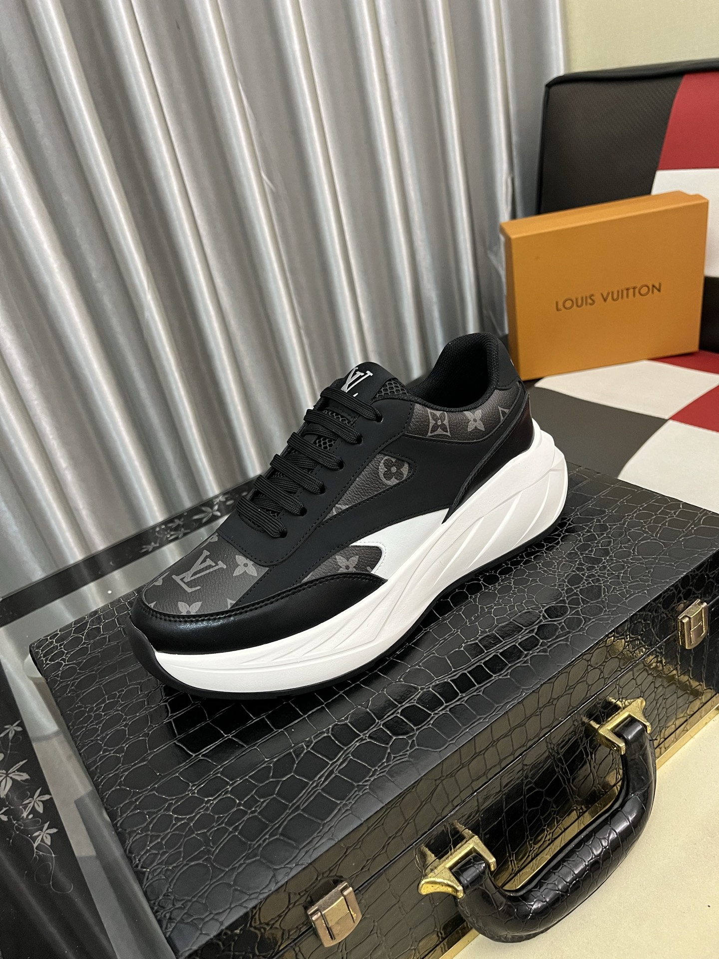 NO:604549,'Louis vuitton/LV Louis Vuitton' original order quality. ~ Unique modern style sports shoes. A must-have for trendy men's casual shoes. Original brand imported from Italy, imported original leather, cowhide (refuse to discolor and grind feet) soles are specially provided by the original factory, French lazy style design, close to the feet, original order quality, super comfortable original sole. Size 38-442 colors available, louis vuitton, louis vuitton, louis vuitton, sneakers19860909《 Louis vuitton/LV 路易威登 》原单品质.～ 独特现代风运动鞋.休闲鞋潮男必备款 意大利进口原版品牌,进口原版皮,牛里（拒绝脱色磨脚）鞋底原厂特供原版底,法国懒人风格设计 贴脚 在贴原单品质 超舒服原版底 .码数38-442色可选,,louis vuitton,louis vuitton,louis vuitton,sneakers,Men's shoes