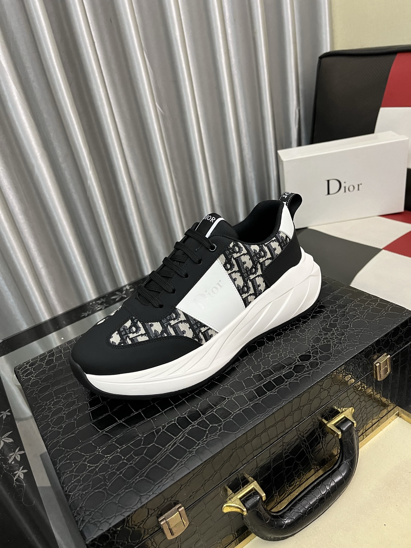 NO:604565,[Dior] Dior's new men's genuine leather casual shoes, the highest version on the market, any comparison is welcome!  The original leather has excellent texture and is super high-end!  Fetal sheep net lining imported from Italy, removable pad!  Luxurious materials and fine workmanship, highly recommended!  Size 38-442 colors available, dior, dior19860909【Dior】迪奥新款男士真皮休闲鞋,市面最高版本 、欢迎任意对比！原版皮料质感极佳,超上档次！意大利进口胎羊网内里,可拆式垫！奢华用料、精细做工,极力推荐入手！码数38-442色可选,,dior,dior,Men's shoes