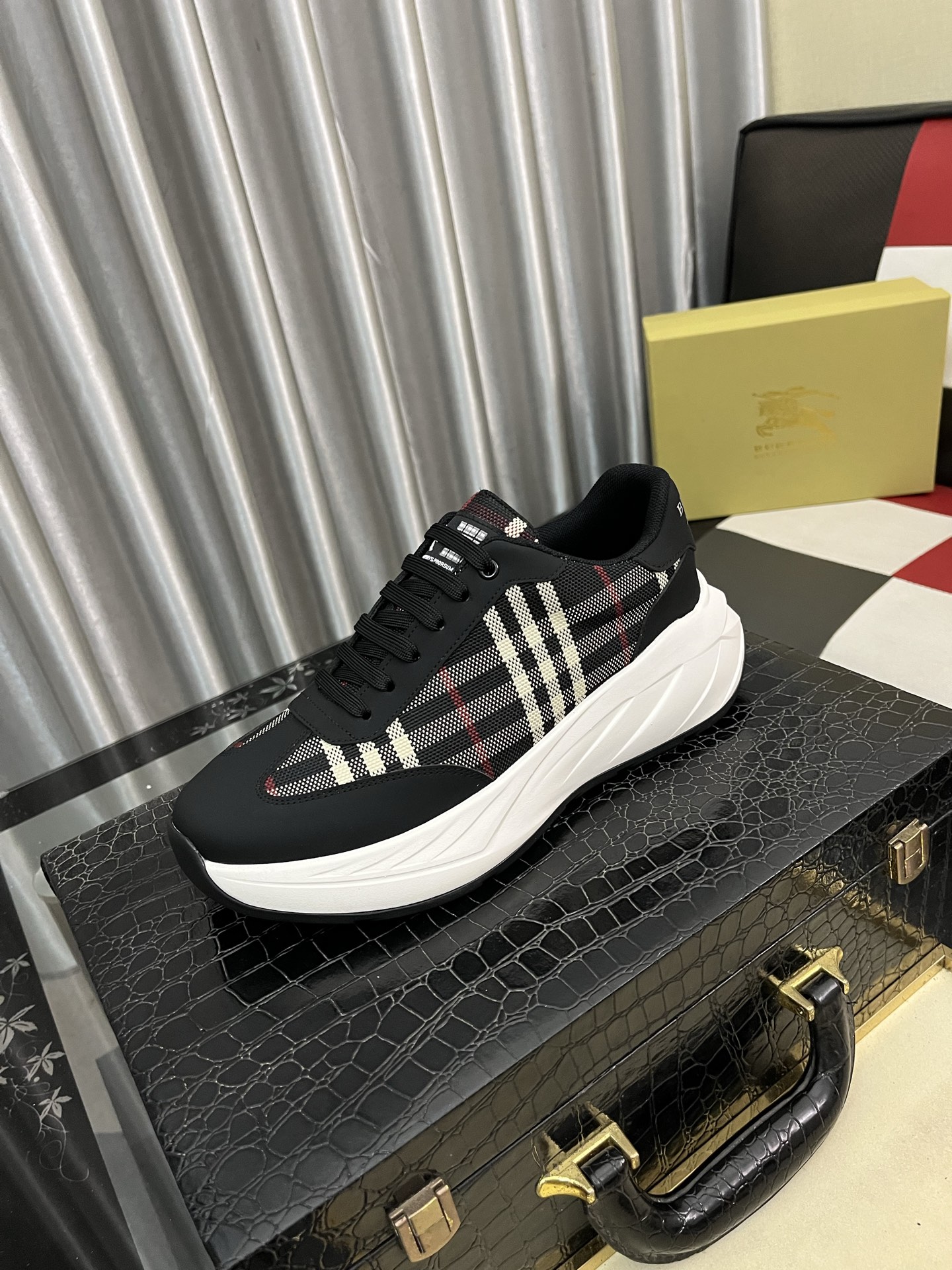 NO:604575,'Burberry' men's fashionable casual shoes, high-quality uppers made of imported Italian cowhide stitching printed fabrics, breathable lining + sheepskin feet, fine workmanship, high-end atmosphere, fashionable model shape. Rubber wear-resistant outsole. Sizes 38-442 colors available, burberry, cowhide, sheepskin19860909《巴宝莉》男士时尚潮流休闲鞋,高品质鞋面采用进口意大利牛皮拼接印花面料,透气内里+羊皮垫脚,做工精细,高端大气,有时尚典范造型.橡胶耐磨大底.码数38-442色可选,,burberry,cowhide,sheepskin,Men's shoes