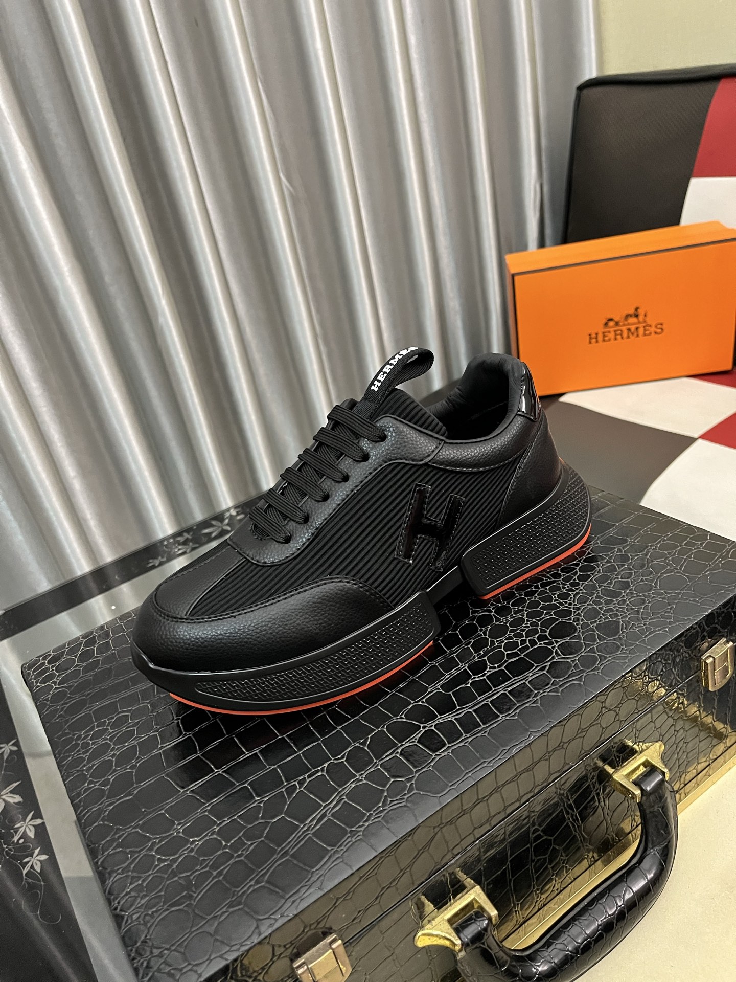 NO:604584,(Niuli) Hermès Hermè*'s latest official high-end men's casual shoes, unique brand proprietary leather splicing and custom-made fabric + brand cloth logo decoration on the tongue, full of three-dimensionality, eye-catching feeling, soft and comfortable TPU outsole Size 38-446 colors available, hermes, hermes19860909（牛里）爱马仕Hermè*官方最新高端男士休闲鞋,独特的品牌专有皮革拼接定定制布料+鞋舌品牌布标logo装饰,立体感十足 有眼前一亮的感觉 ,脚感柔软舒适 TPU大底 Size38-446色可选,,hermes,hermes,Men's shoes