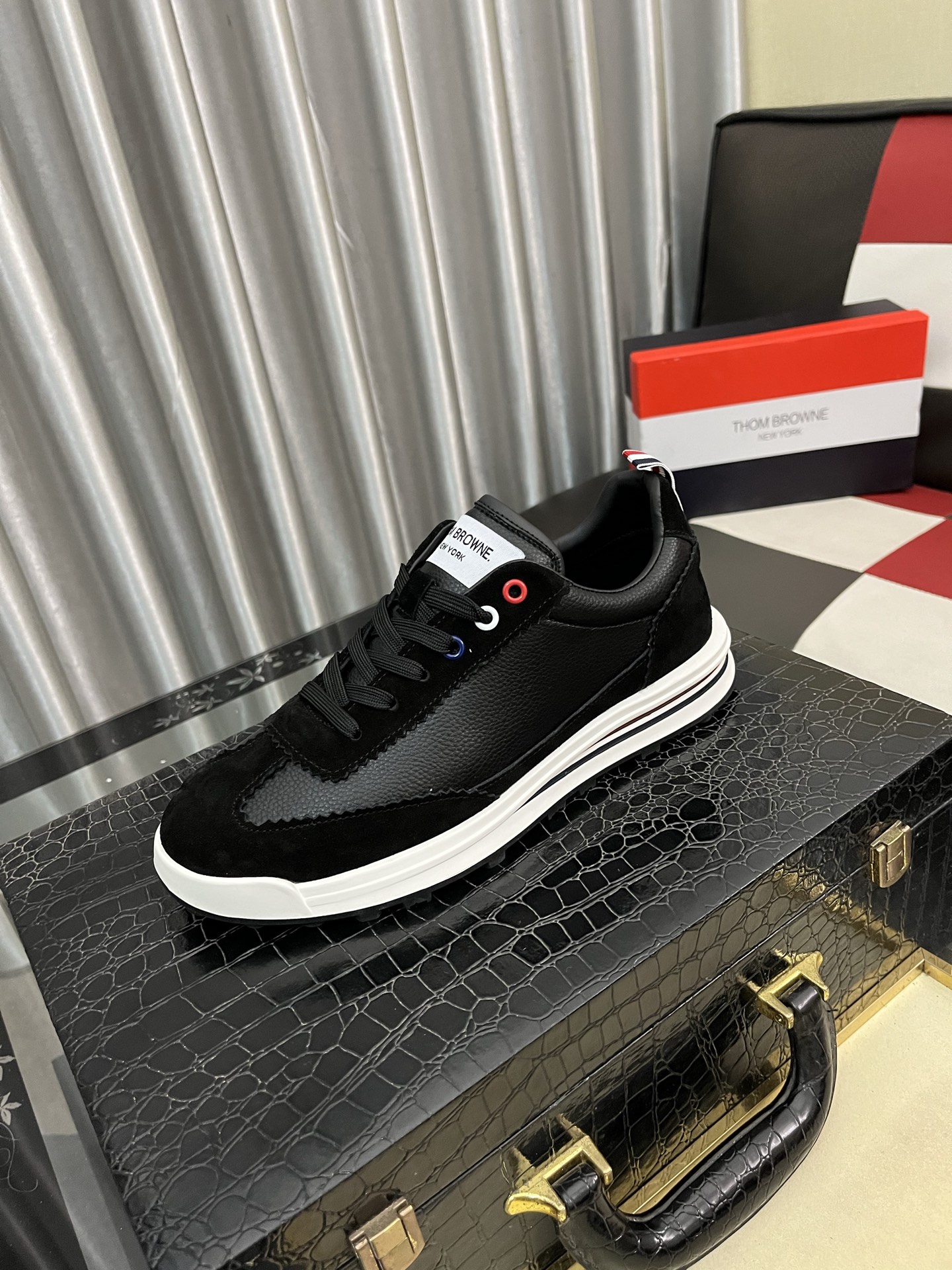 NO:604592,'THOMBROWNE' Thom Browne's official website is updated simultaneously, the latest men's casual shoes, Italian imported first-layer cowhide + cowhide lining, rubber wear-resistant outsole, fine lines and beautiful strips, not too much decoration, European and American style, comfortable footwear and high-end, optional, size 38 to 443 colors available,,thom browne,cowhide19860909《 THOMBROWNE 》汤姆布朗官网步同更新 、最新男士休闲鞋,意大利进口头层牛皮+牛皮内里,橡胶耐磨大底,精线美条、没过有多修饰,欧美风格、上舒脚服上挡次、可选、,码数38一443色可选,,thom browne,cowhide,Men's shoes