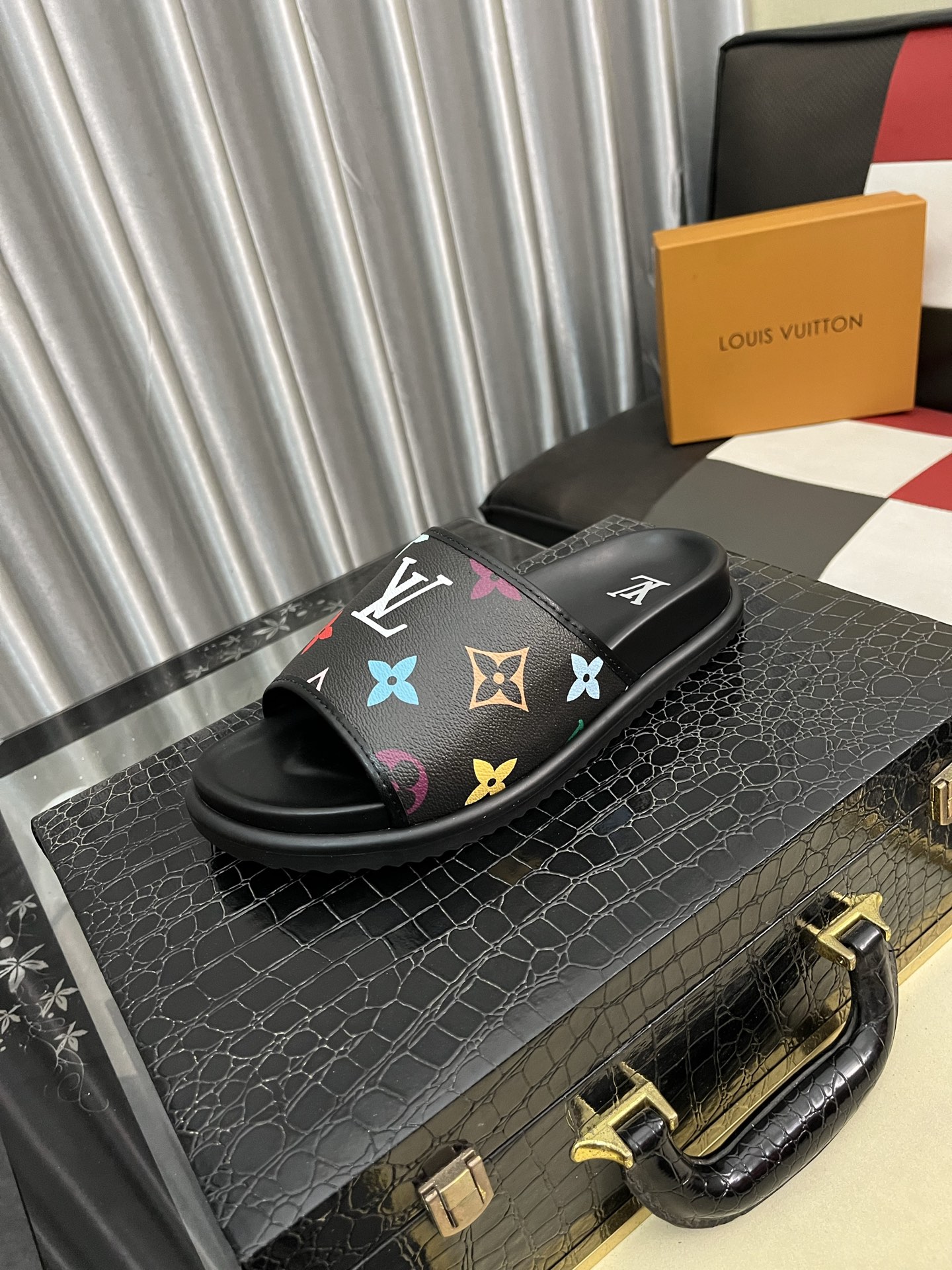 NO:604655,[Louis Vuitton] Men's slippers, official website 1:1 mold customization, the same style at the counter, the original upgraded version of the outsole is non-slip and lightweight. Top quality in the market, men's slippers are fashionable and popular, versatile and popular, simple yet tasteful, full of confidence, the season of summer slippers is here, size 38-45, louis vuitton, slippers19860909【路易威登】男士拖鞋,官网1:1开模定制,专柜同款,原版升级版大底防滑轻便.市场顶级品质,男士拖鞋时尚主打潮流,百搭爆款,简单不失品味,自信满满,夏季拖鞋的季节来了,码数38-45,,louis vuitton,slippers,Men's shoes