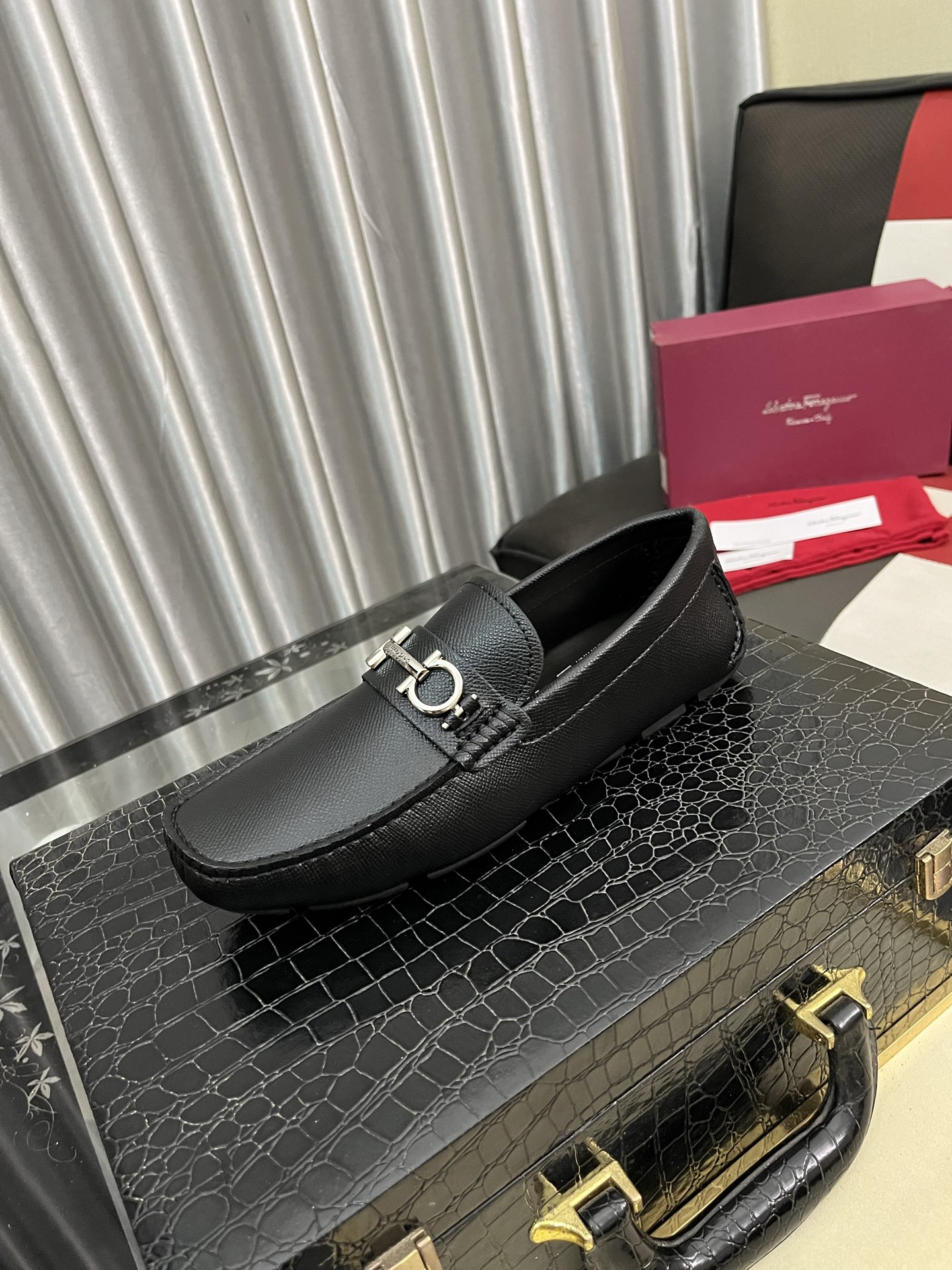 NO:604659,'Ferragamo'. Men's casual beanie shoes, brand new model on the market, made of imported Italian cowhide + branded buckles, water-dyed pigskin lining, rubber wear-resistant outsole, customized for trendy men, versatile style, matching sizes 38-44,,ferragamo,cowhide19860909《菲拉格慕》 .男士休闲豆豆鞋,全新款上市,采用进口意大利牛皮+品牌饰扣,水染猪皮内里制作,橡胶耐磨大底,潮男订制,百搭款,配码 38-44,,ferragamo,cowhide,Men's shoes