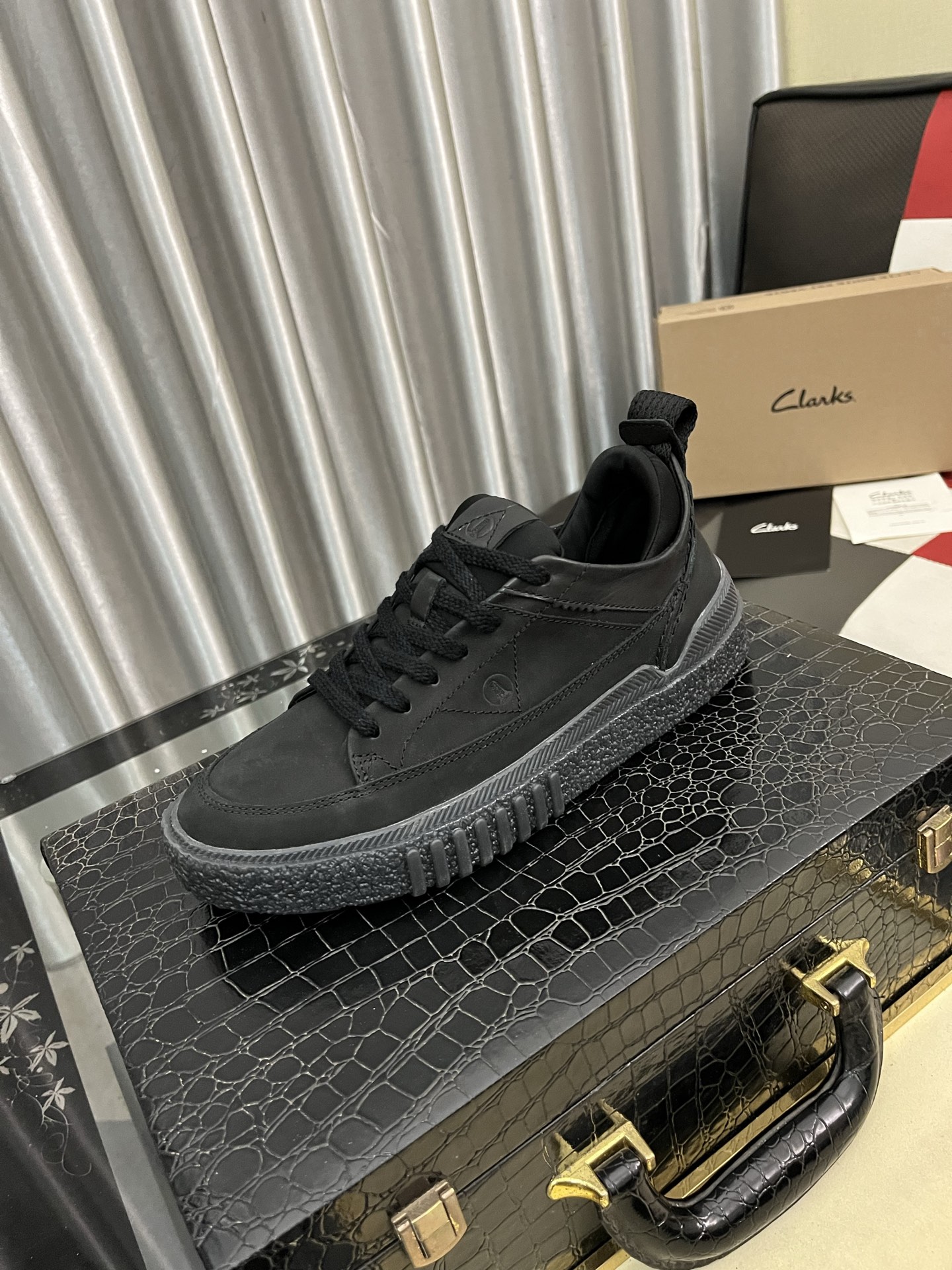 NO:605005,CLARKS Men's Desert Boots Elegant Gentleman Business Casual Suede Desert Boots Men's Genuine Leather Casual Shoes Retro Cowhide Looks Better the More Time Travels Full Cowhide Inside Raw Rubber Sole Highly Recommended / Size 38 to 44 Standard Size Original Box and Original Packaging, Boots, Cowhide, Chamois Leather19860909CLARKS其乐男款沙漠靴 其乐优雅绅士商务休闲麂皮沙漠靴男士真皮休闲鞋 复古牛皮 越穿越好看 内里全牛皮 生胶鞋底 值得推荐 / 码数 38到44 标准尺码 原盒原包装,,boots,cowhide,chamois leather,Men's shoes