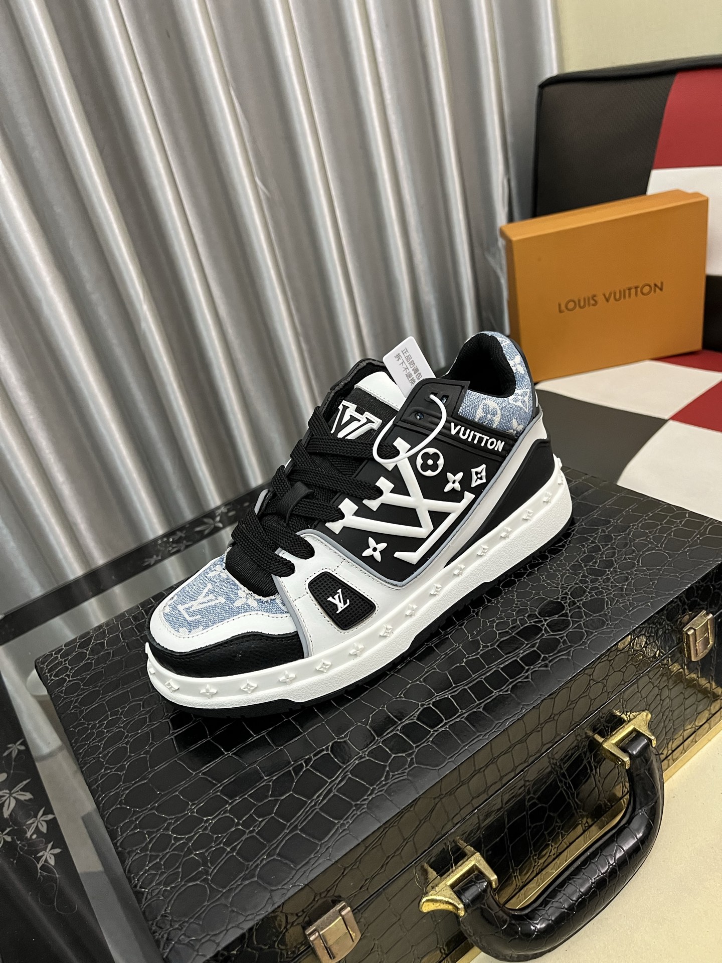 NO:756202,Comes with a full set of packaging 'Loui* Vuitto*' LV's new Gaobang sports and casual shoes, imported first-layer cowhide, imported sheepskin lining, high-end and comfortable, and the original outsole is light and wear-resistant!  Purely handmade, details determine quality!  Sizes 38-442 colors available, louis vuitton, louis vuitton, cowhide, sheepskin19860909配全套包装《Loui* Vuitto*》LV新款高邦运动休闲鞋 进口头层牛皮进口羊皮内里高档舒适,原版大底轻盈耐磨！纯手工制作,细节决定品质！码数38-442色可选,,louis vuitton,louis vuitton,cowhide,sheepskin,Men's shoes