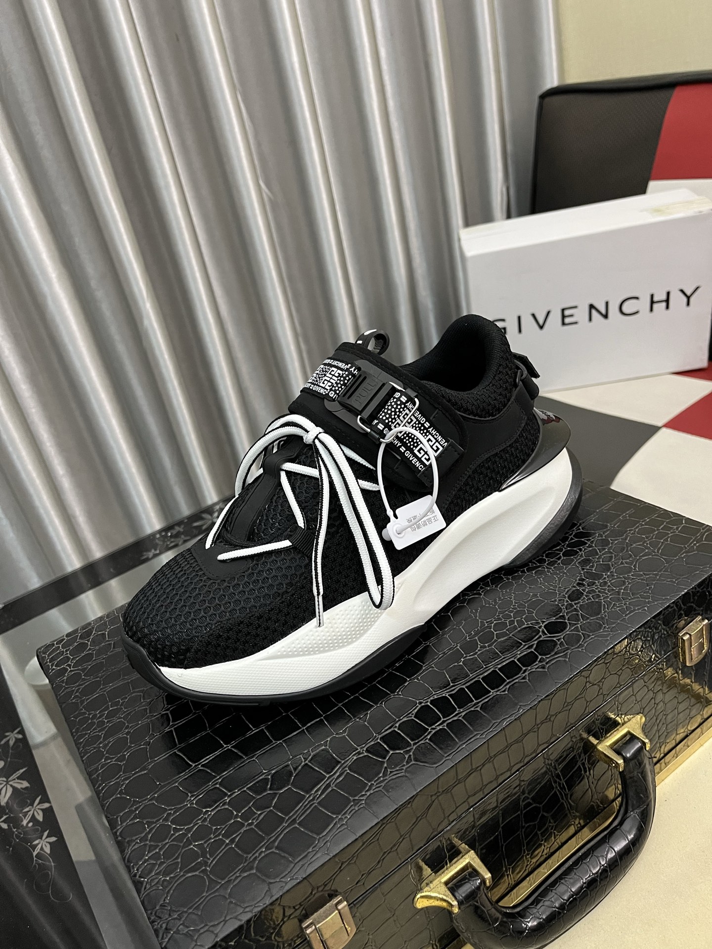 NO:756301,Givench*.Givenchy men's thick-soled casual shoes are made of imported calfskin stitching mesh, color-blocking design, brand logo decoration on the tongue, and three-dimensional composite stitching!  The net is very comfortable!  Size38-442 colors available,,givenchy,givenchy,cowhide19860909Givench*.纪梵希男士厚底休闲鞋,采用进口小牛皮拼接网面打造,拼色设计,鞋舌品牌logo装饰,立体复合式拼接缝合！网里舒适度高！Size38-442色可选,,givenchy,givenchy,cowhide,Men's shoes