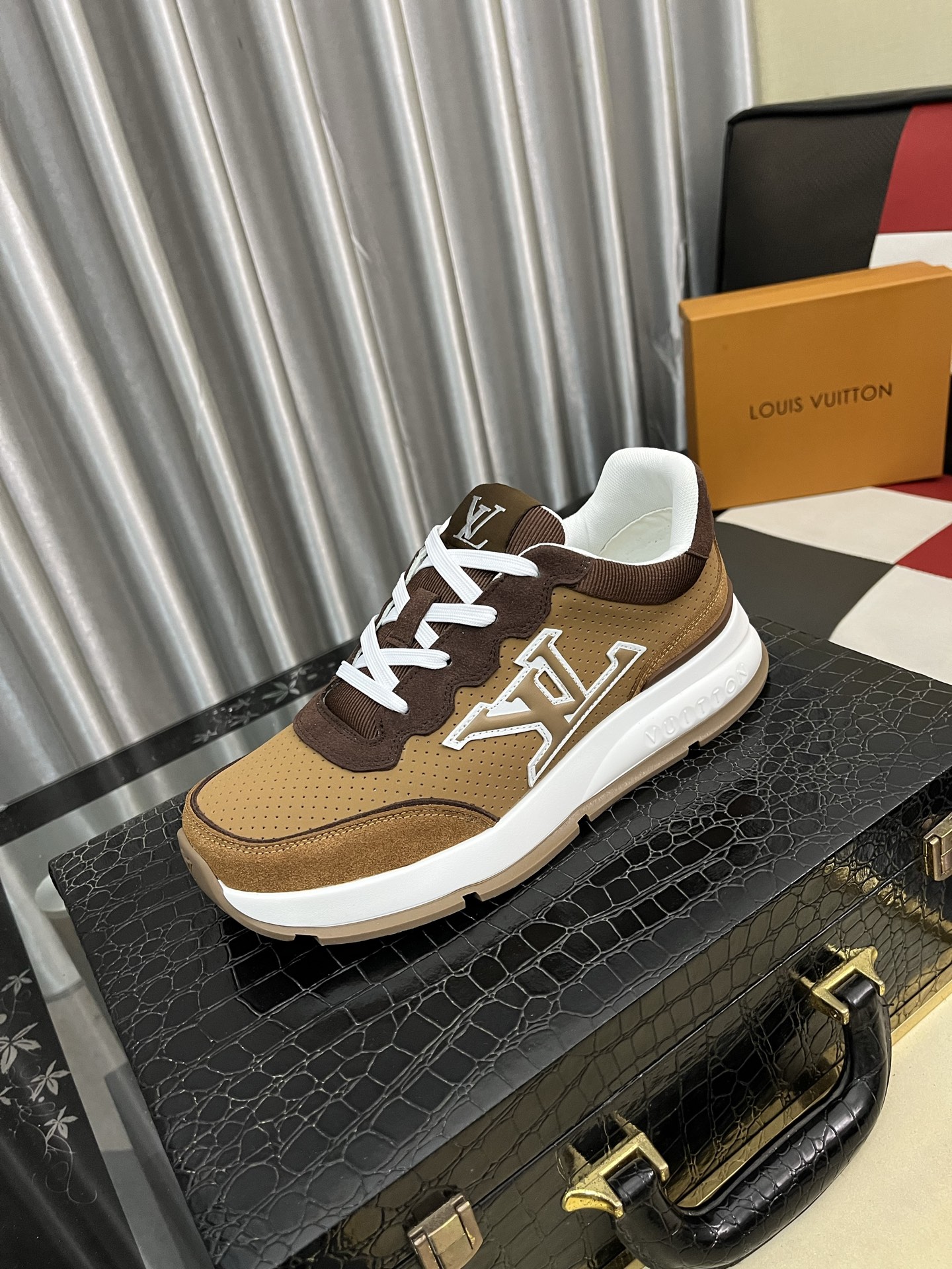 NO:704830,LV Louis Vuitton. The latest trendy shoes and casual shoes are popular in physical stores. New spring and summer comfortable imported custom original cowhide, unique jacquard fabric element design. With sheepskin lining, LV original bottom, [sun] [sun] high-end packaging high-quality details determine the quality, you can enter and exit the counter at will, welcome to compare the size 38-442 colors are available, louis vuitton, louis vuitton, cowhide, sheepskin19860909LV 路易威登.最新潮鞋休闲鞋实体店爆款.新品春夏季舒适进口定制原版牛皮,独特提花面料元素设计.搭配羊皮内里,Lv原版底,[太阳][太阳]高端包装高品质细节决定品质、可随意进出专柜,欢迎对比码数38-442色可选,,louis vuitton,louis vuitton,cowhide,sheepskin,Men's shoes