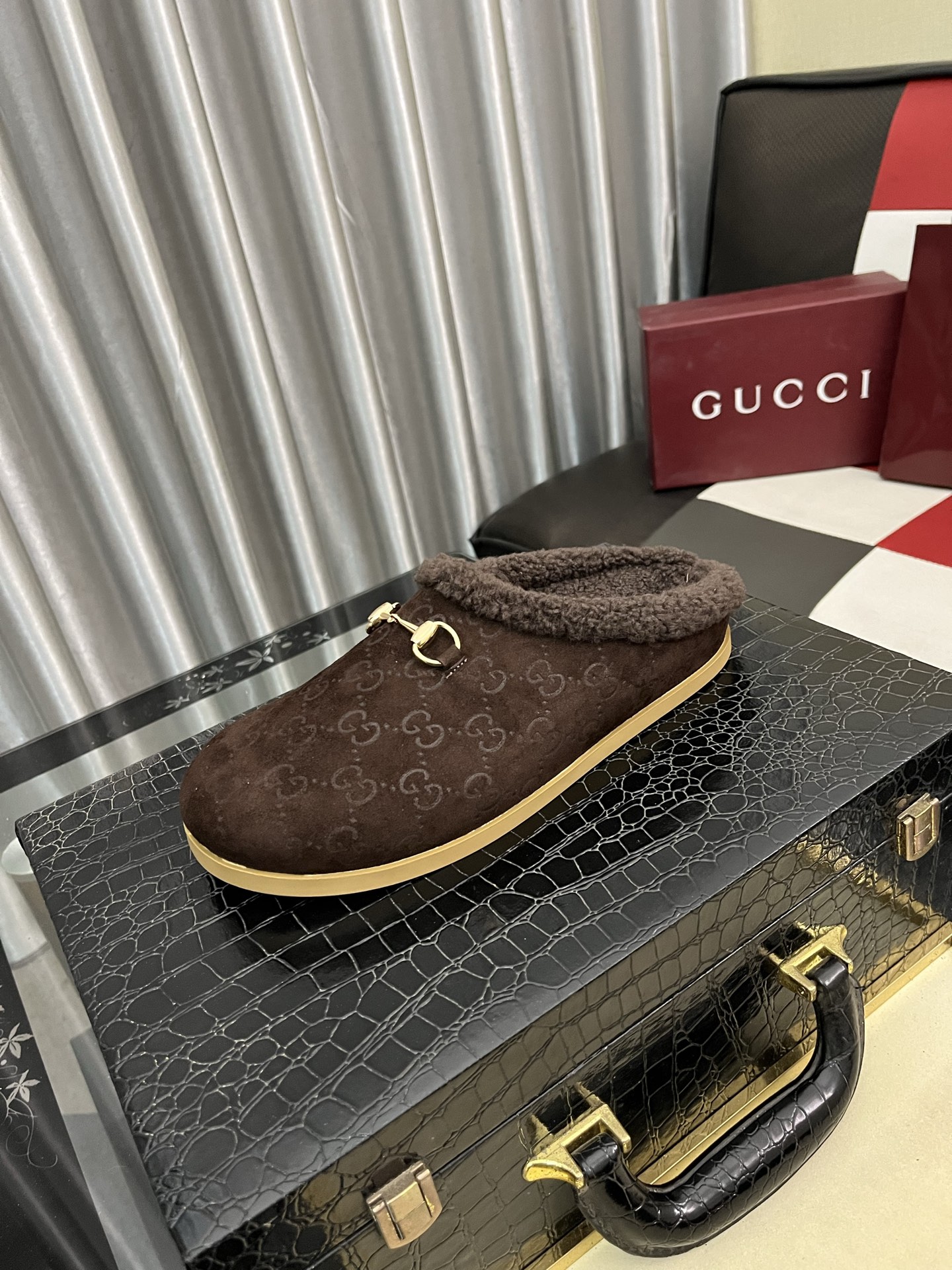 NO:620260,Gucci Plush Slippers GUCCI. Gucci Women's Real Hair Half Slippers Italian Top Cowhide Imported Top Slipper Water-dyed Cowhide Lining Original Bronze Gold Horsebit Italian Cowhide Outsole Size35442 Colors Available,,gucci,slippers,cowhide19860909古奇毛绒拖鞋 GUCCI . 古奇 女士真毛半拖 意大利顶级牛皮 进口顶级猾子 水染牛皮内里 原版古铜金马衔扣 意大利牛皮大底  Size35442色可选,,gucci,slippers,cowhide,Men's shoes