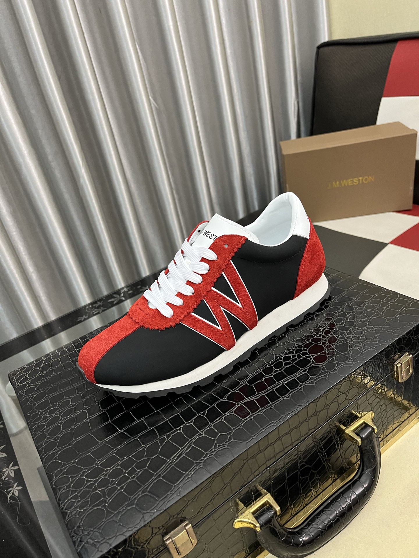 NO:620232,JM Weston JMWESTON men's lace-up leather shoes｜The fabric is made of imported cowhide｜High-grade and delicate｜The leather as soft as velvet highlights the design of the shoe｜The light and inspired production structure brings a comfortable underfoot experience｜Breathable cowhide lining｜Imported cowhide Oxford combination outsole Size38-462 colors available,,cowhide19860909JM威士顿JMWESTON男士系带皮鞋｜面料采用进口牛皮｜高档细腻｜如天鹅绒一般柔软的皮革突出鞋子的设计｜轻盈而灵感的制作结构则带来舒适之至的足下体验｜透气牛皮内里｜进口牛皮牛津组合大底 Size38-462色可选,,cowhide,Men's shoes