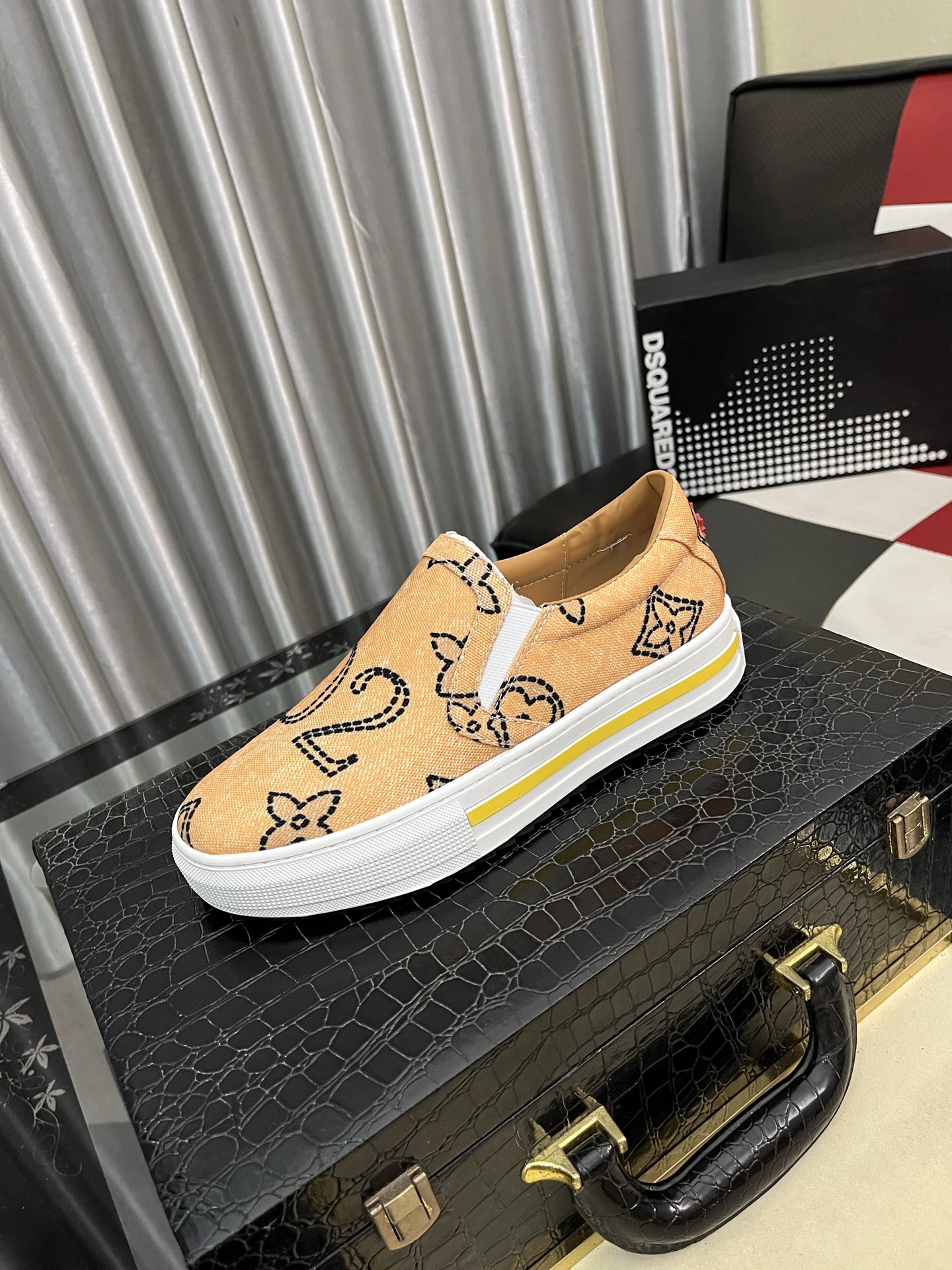 出厂价：280⌚️⌚️【D2～】男士休闲鞋 2025z柜同步发售 🔶码数:36-46#️⃣ 🔷1个颜色🔜鞋面选用多材质拼接➕真皮内里，舒适透气，鞋底：原版舒适耐磨大底，⚠️实物📱拍摄🎬实物更赞📢📢📢