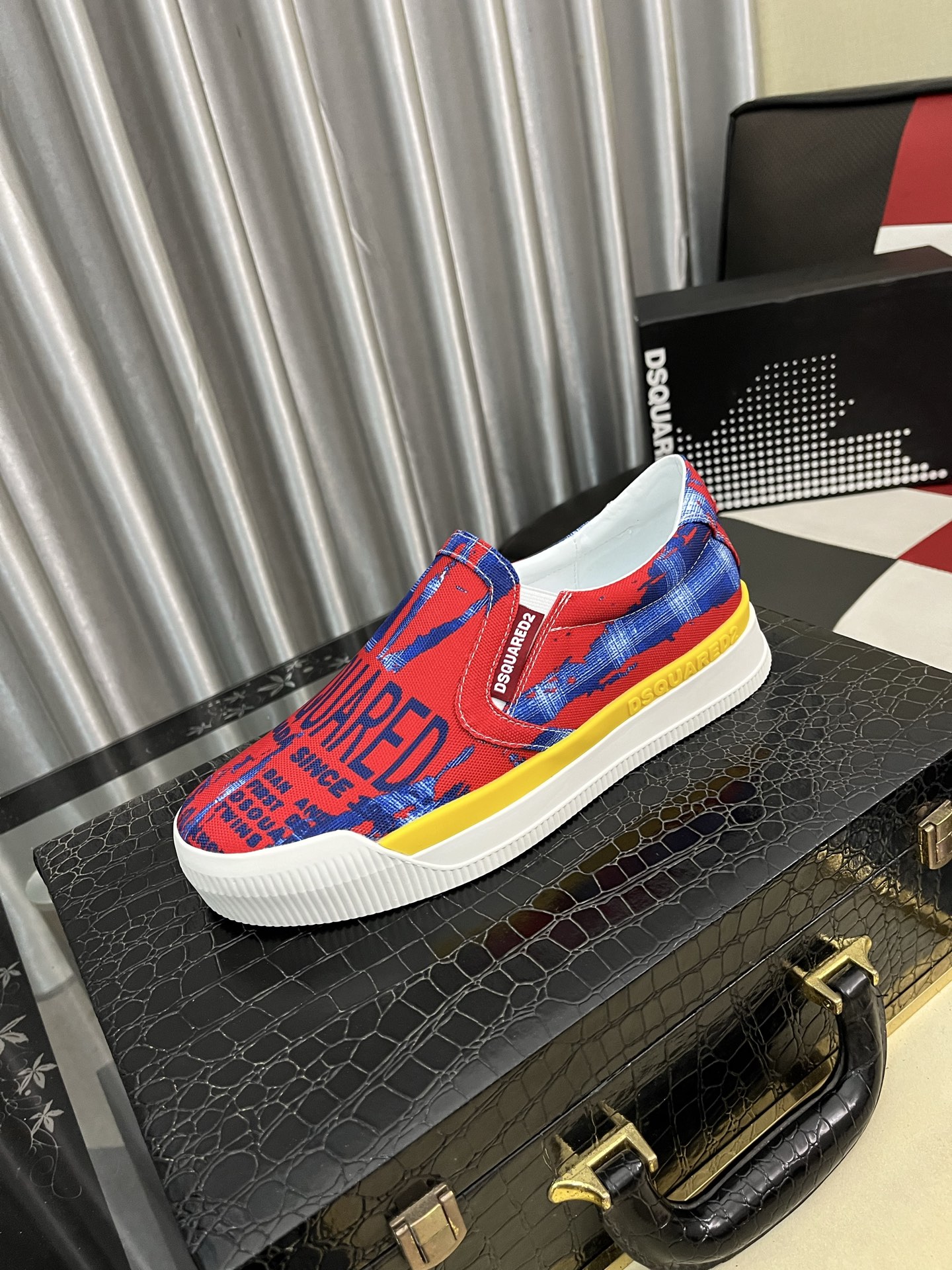 NO:620461,[D2~] Men's casual shoes are on sale simultaneously in 2025z cabinets. Size: 36-46# 1 color. The upper is made of multi-material spliced ​​genuine leather lining, which is comfortable and breathable. The original sole is comfortable and wear-resistant. The real thing is better when photographed in person.19860909【D2～】男士休闲鞋 2025z柜同步发售 码数:36-46# 1个颜色鞋面选用多材质拼接真皮内里,舒适透气,鞋底原版舒适耐磨大底,实物拍摄实物更赞,,Men's shoes