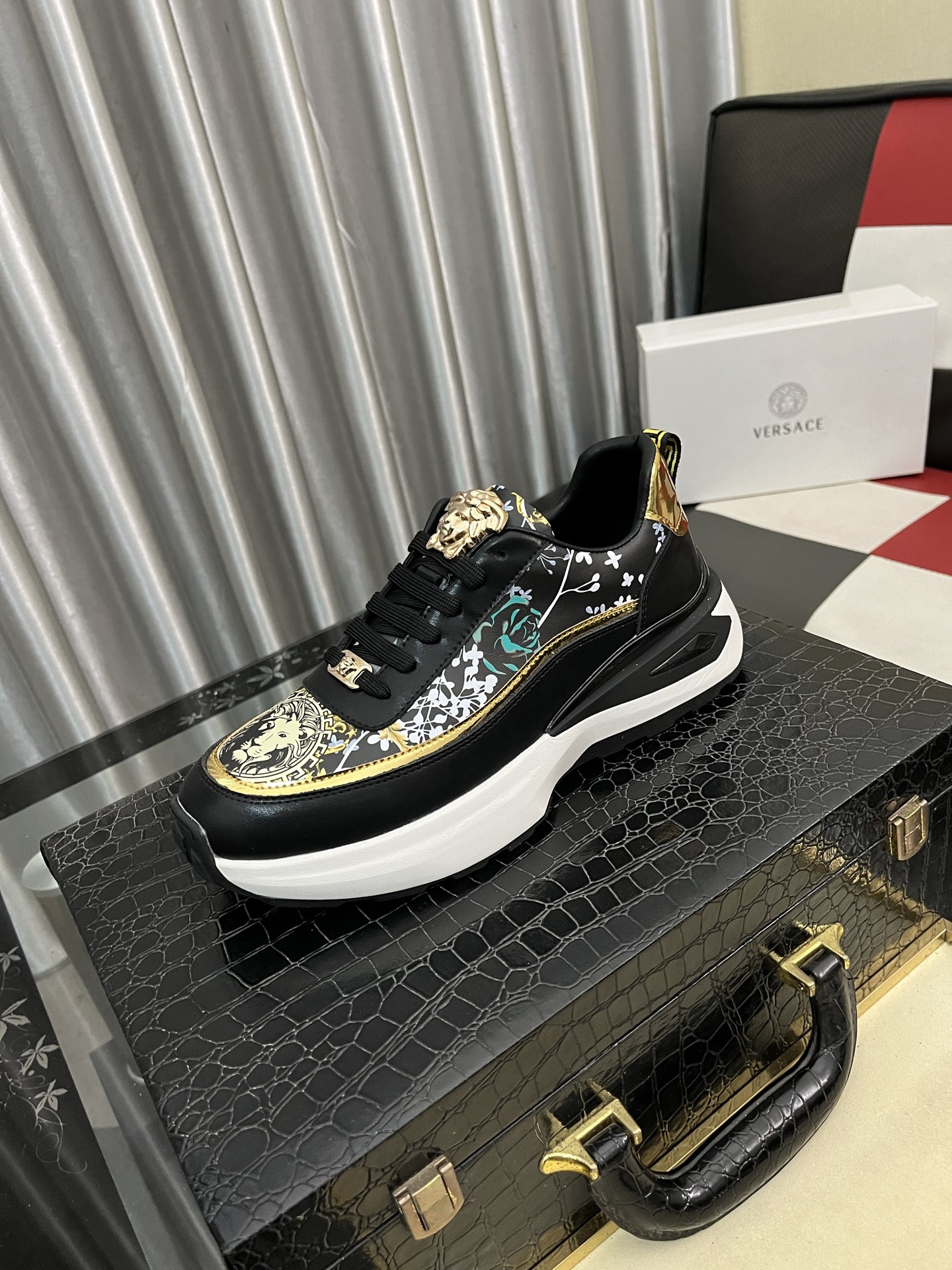 NO:620466,'Versace' men's new high-top latest popular casual shoes, top brand [seduce] luxury [strong] upper is made of imported brand printed fabric + cowhide, breathable lining + pigskin feet () fine workmanship. Personalized fashionable wear-resistant outsole, light and comfortable on the foot, size 38-442 colors available, versace, cowhide19860909《范思哲》 男士高帮新款最新爆款休闲鞋,顶端品牌[勾引]奢侈[强]鞋面選用进口品牌印花面料+牛皮,透气内里+猪皮垫脚（）精细做工.个性时尚耐磨大底,上脚轻巧舒适,码数38-442色可选,,versace,cowhide,Men's shoes