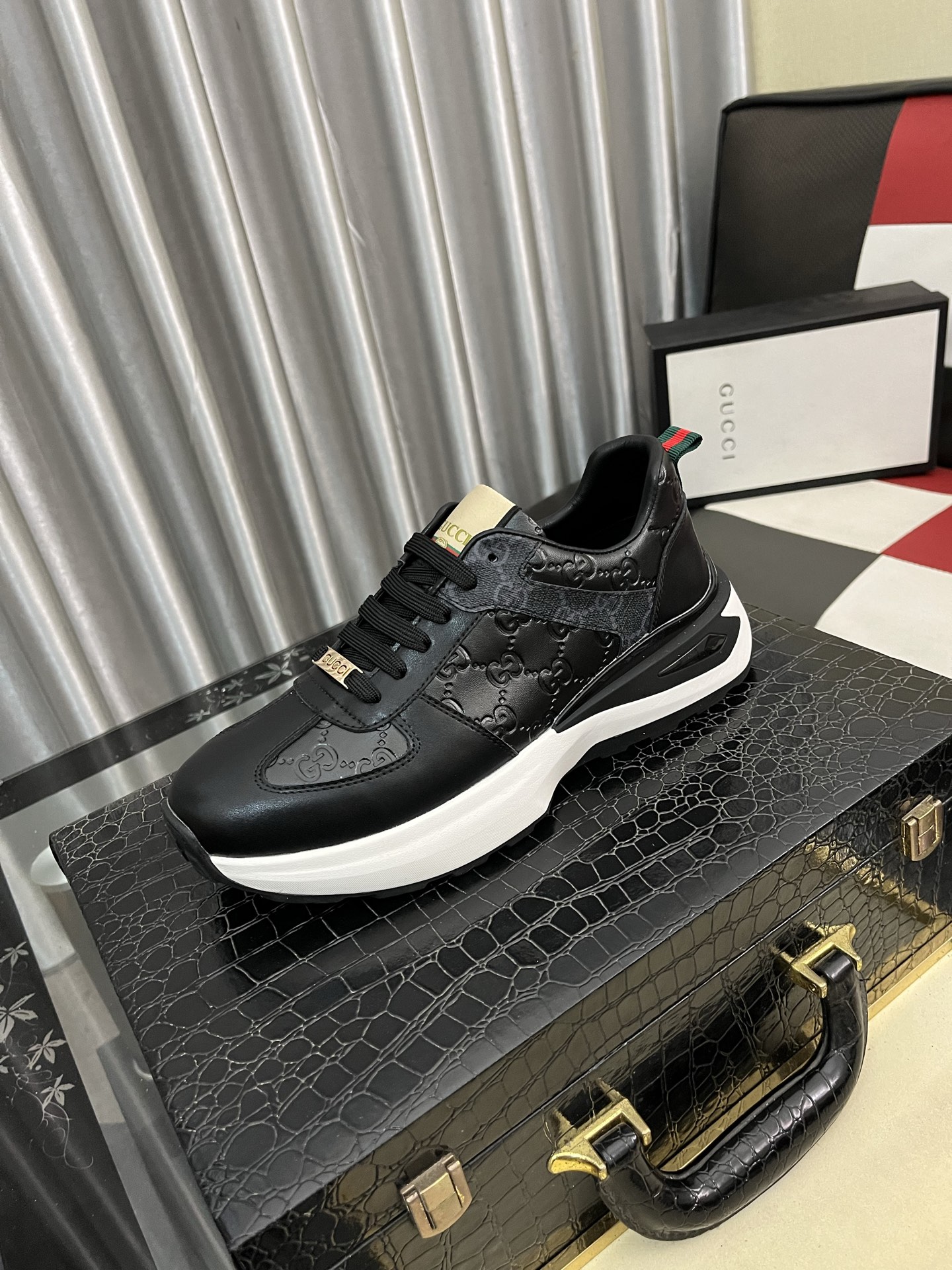 NO:620471,19860909［古奇］新款休闲鞋.独家开模定制风格,面料采用意大利进口牛皮,真皮透气内里.独家开模定制大底耐磨防滑.专柜级别版型,完美搭配、上脚效果,车工精湛.码数38-442色可选,,cowhide,Men's shoes