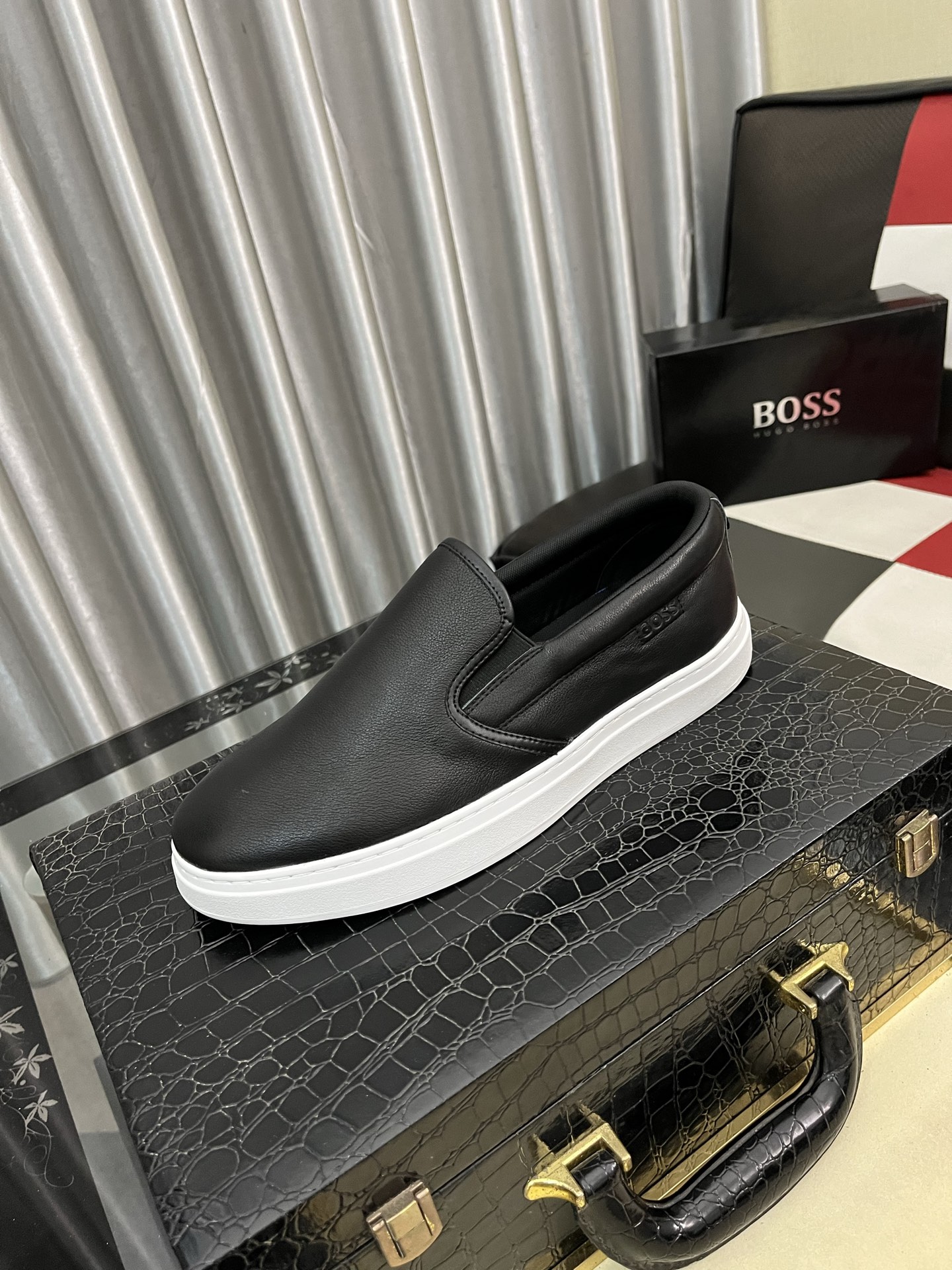 NO:620480,[BOOS] Men's casual shoes are made of original quality uppers made of imported calfskin, super breathable and comfortable, with fine workmanship and high-end atmosphere. They have a fashionable model shape. The foamed transparent wear-resistant outsole is comfortable to wear and worth owning. Available in 38-444 colors, cowhide19860909【BOOS】男鞋休闲鞋原单品质鞋面采用进口小牛皮,超透气舒适内里做工精细,高端大气.有时尚典范造型.发泡透明耐磨大底,穿着舒适,值得拥有.码数38–444色可选,,cowhide,Men's shoes