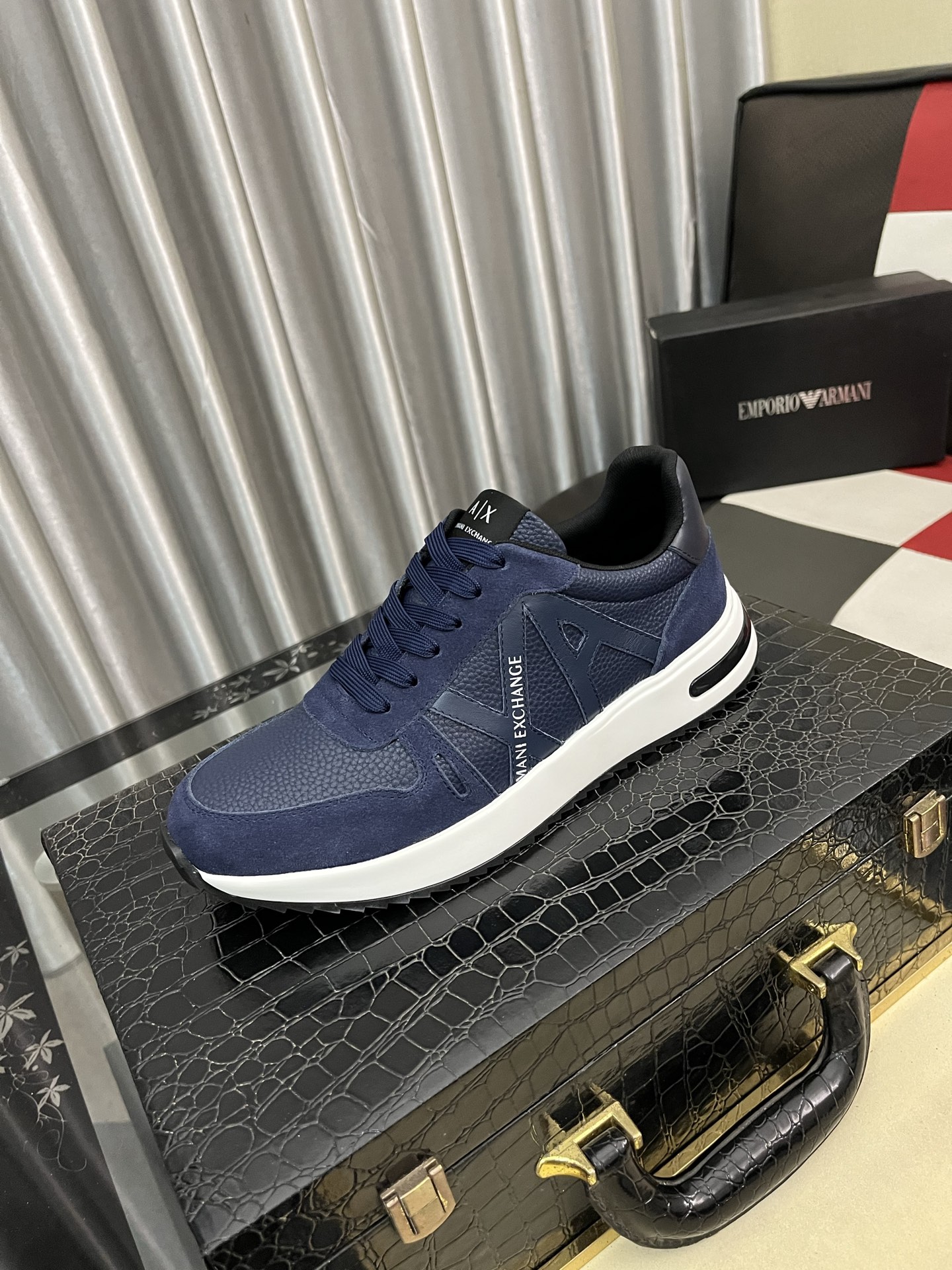 出厂价：290⌚️⌚️【Armani】阿玛尼💞最新新款休闲鞋 火爆热卖官网同款[得意]原单爆款 .原工厂牛皮材料👑1：1原板 牛皮内里，原厂发泡大底。身配件一比一开模💪 专柜品质 🙏 亲们你还为穿着搭配鞋发愁💋那这款鞋你就是你不二的选择🎁🎁！38-442️⃣色可选