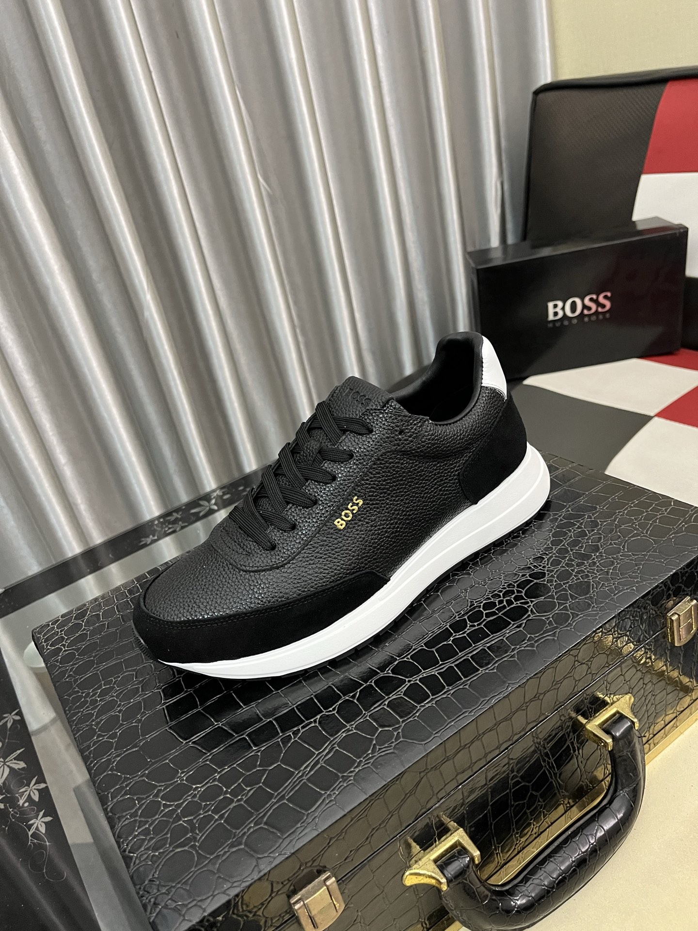 NO:620728,[BOOS] Men's casual shoes are made of imported calfskin uppers, super breathable and comfortable, fine workmanship and high-end atmosphere. They have a fashionable model shape. The foamed transparent wear-resistant outsole is comfortable to wear and worth owning. Available in 38-442 colors, cowhide19860909【BOOS】男鞋休闲鞋原单品质鞋面采用进口小牛皮,超透气舒适内里做工精细,高端大气.有时尚典范造型.发泡透明耐磨大底,穿着舒适,值得拥有.码数38–442色可选,,cowhide,Men's shoes