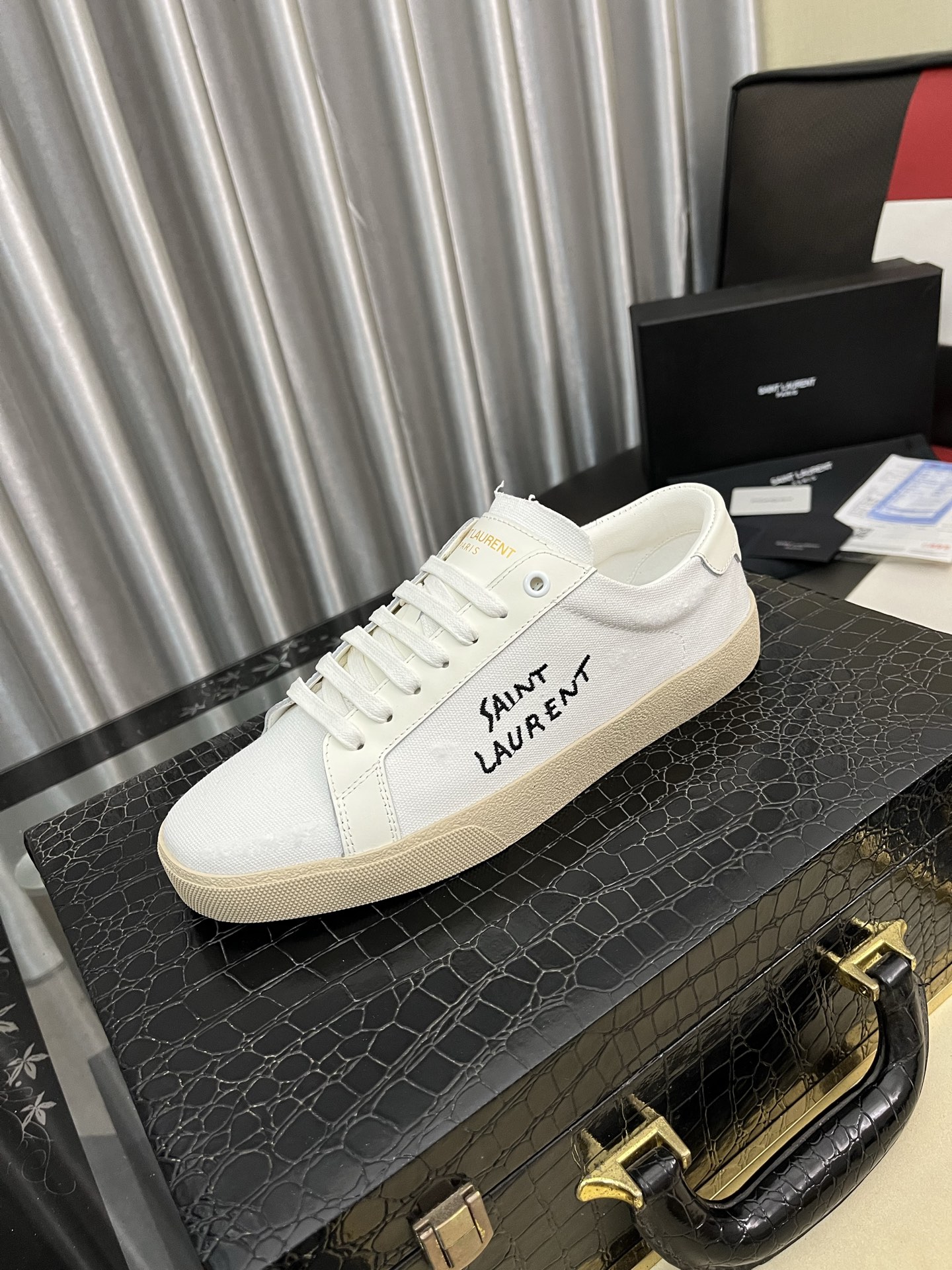 出厂价：290⌚️⌚️【 Saint Laurent】圣罗兰、休闲鞋💃四季专柜同步最新款、YSL、经典上乘美艳力作 专柜最火系列 兼备气质 时尚 经典耐看的设计风格 😌上脚效果特别美〰️ 💯材料采用🇮🇹意大利进口牛皮👍内里 垫脚；绵羊皮、 码数：38-443️⃣色可选