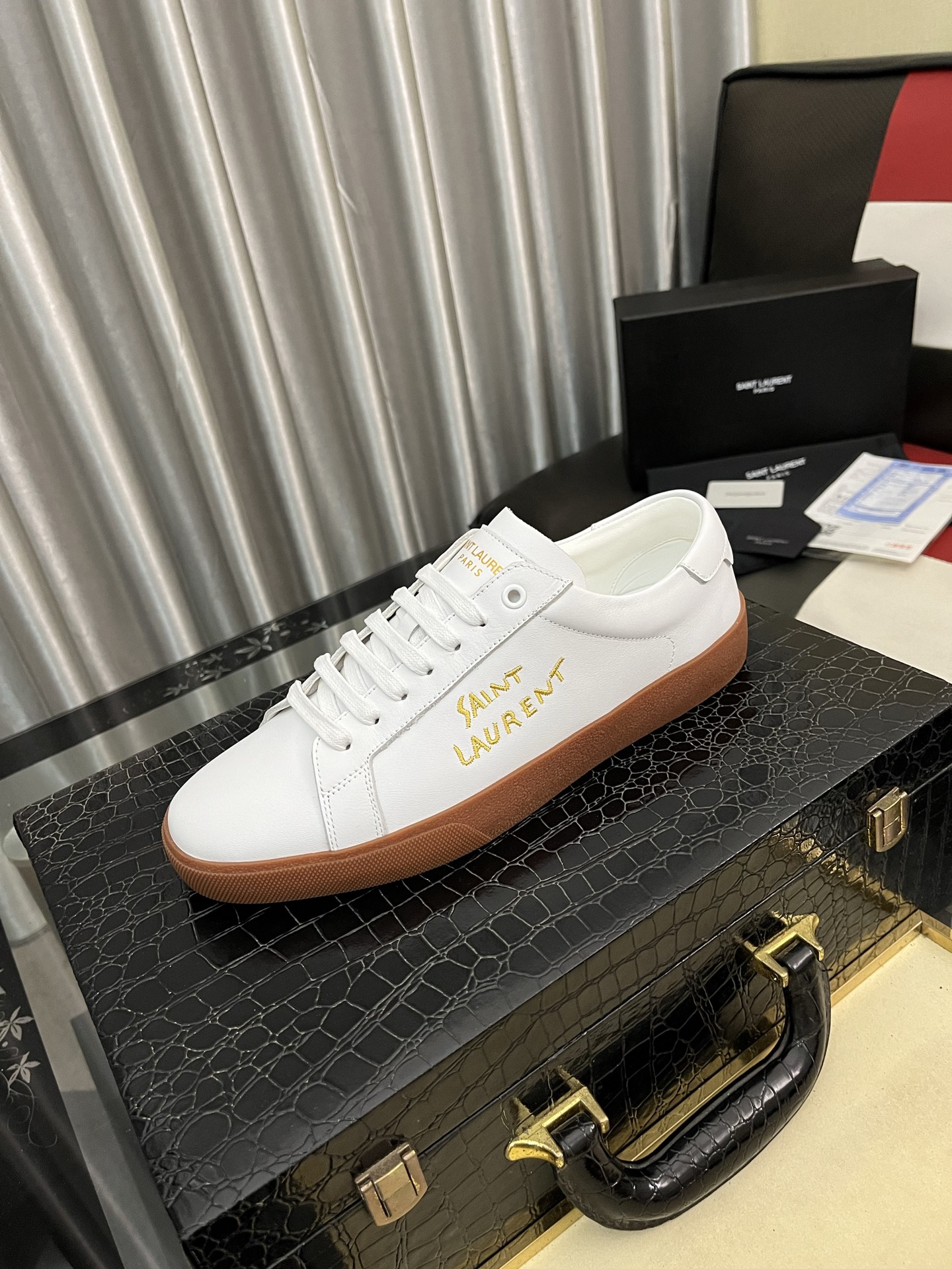 出厂价：300⌚️⌚️【 Saint Laurent】圣罗兰、休闲鞋💃四季专柜同步最新款、YSL、经典上乘美艳力作 专柜最火系列 兼备气质 时尚 经典耐看的设计风格 😌上脚效果特别美〰️ 💯材料采用🇮🇹意大利进口牛皮👍内里 垫脚；绵羊皮、 码数：38-442️⃣色可选