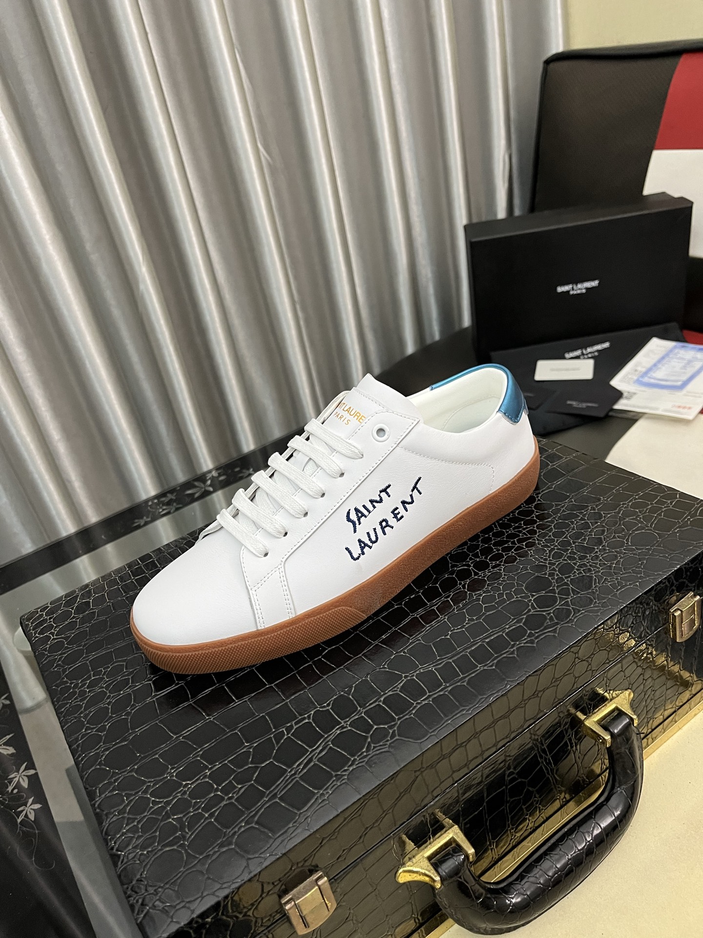 出厂价：300⌚️⌚️【 Saint Laurent】圣罗兰、休闲鞋💃四季专柜同步最新款、YSL、经典上乘美艳力作 专柜最火系列 兼备气质 时尚 经典耐看的设计风格 😌上脚效果特别美〰️ 💯材料采用🇮🇹意大利进口牛皮👍内里 垫脚；绵羊皮、 码数：38-442️⃣色可选