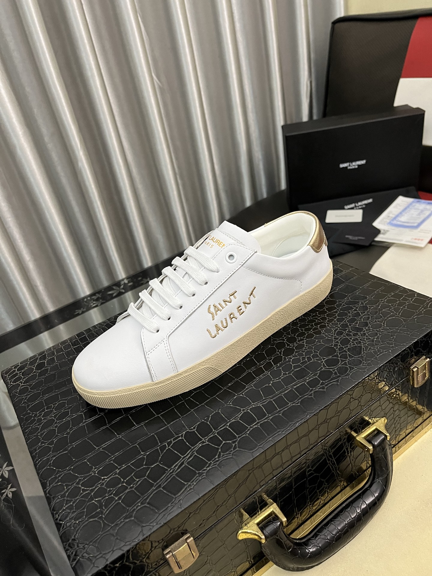 NO:620746,[Saint Laurent] Saint Laurent, casual shoes, the latest models, YSL, classic and high-quality glamorous masterpieces are synchronized in the four-season counter. The counter's most popular series combines temperament, fashion, classic and attractive design style, and the effect on the feet is particularly beautiful. The material is imported from Italy. The cowhide lining is used for the feet; sheepskin, size 38-442 colors are available, saint laurent, saint laurent, saint laurent, cowhide, sheepskin19860909【 Saint Laurent】圣罗兰、休闲鞋四季专柜同步最新款、YSL、经典上乘美艳力作 专柜最火系列 兼备气质 时尚 经典耐看的设计风格 上脚效果特别美 材料采用意大利进口牛皮内里 垫脚；绵羊皮、 码数38-442色可选,,saint laurent,saint laurent,saint laurent,cowhide,sheepskin,Men's shoes