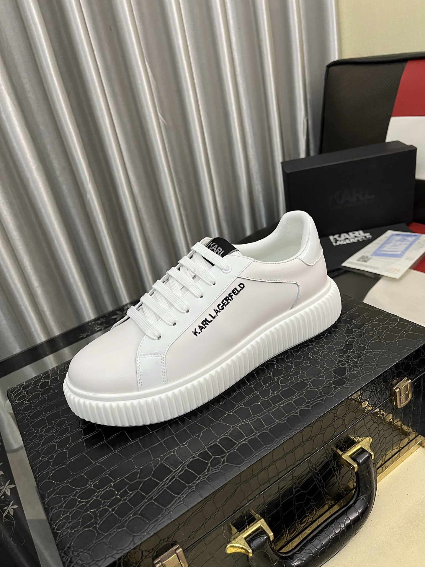 出厂价：310⌚️⌚️••新品••Calvin Klei*卡尔文·克莱恩～高端男士👔慢跑鞋•经典运动休闲鞋！顶级代购原单货！原版进口牛皮•搭配进口透气网布面料•进口牛皮垫脚•透气网布面料内里、拉邦套楦工艺、舒适耐穿、原版超轻便EVA组合鞋底！size：38-443️⃣色可选