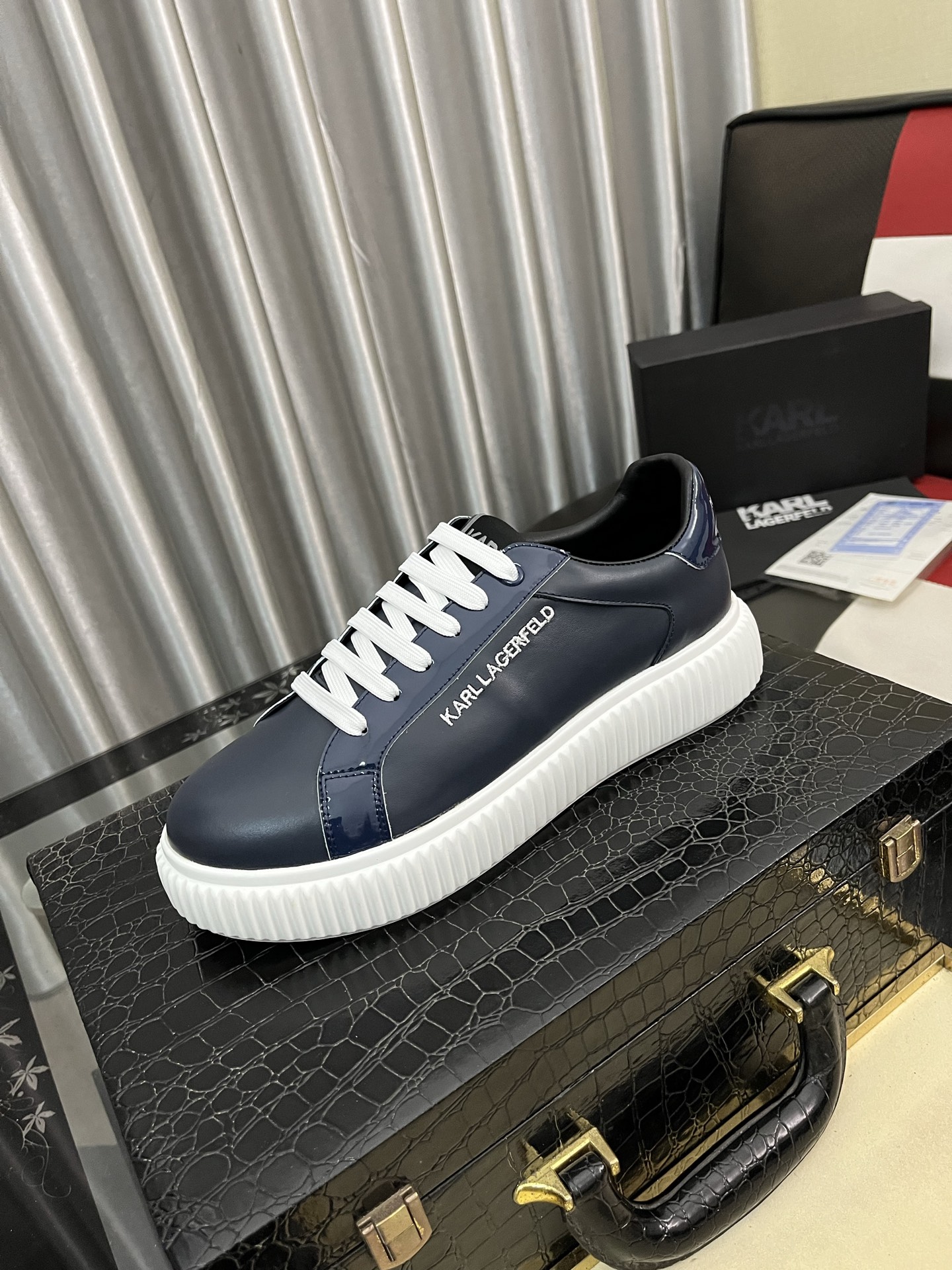 出厂价：310⌚️⌚️••新品••Calvin Klei*卡尔文·克莱恩～高端男士👔慢跑鞋•经典运动休闲鞋！顶级代购原单货！原版进口牛皮•搭配进口透气网布面料•进口牛皮垫脚•透气网布面料内里、拉邦套楦工艺、舒适耐穿、原版超轻便EVA组合鞋底！size：38-443️⃣色可选