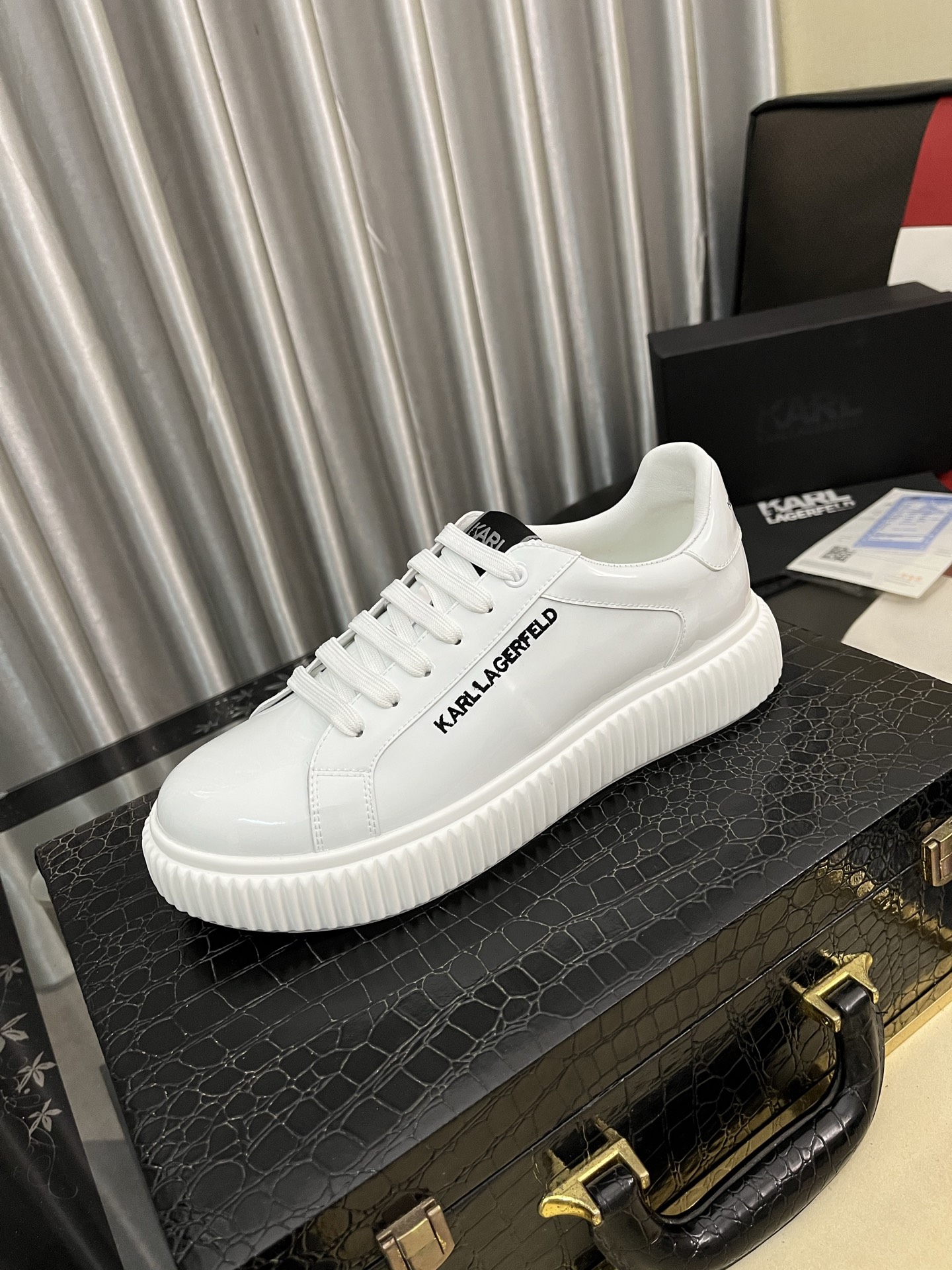 出厂价：310⌚️⌚️••新品••Calvin Klei*卡尔文·克莱恩～高端男士👔慢跑鞋•经典运动休闲鞋！顶级代购原单货！原版进口牛皮•搭配进口透气网布面料•进口牛皮垫脚•透气网布面料内里、拉邦套楦工艺、舒适耐穿、原版超轻便EVA组合鞋底！size：38-443️⃣色可选