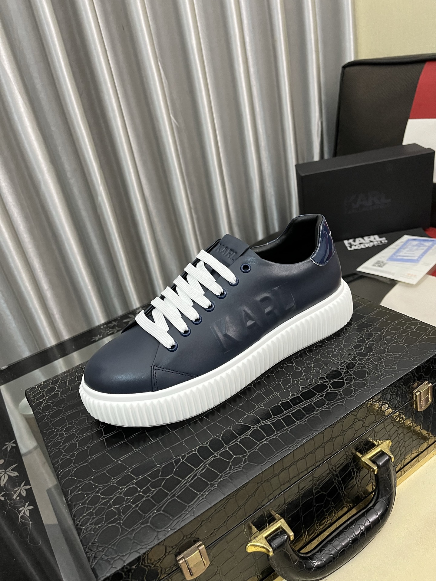 出厂价：310⌚️⌚️••新品••Calvin Klei*卡尔文·克莱恩～高端男士👔慢跑鞋•经典运动休闲鞋！顶级代购原单货！原版进口牛皮•搭配进口透气网布面料•进口牛皮垫脚•透气网布面料内里、拉邦套楦工艺、舒适耐穿、原版超轻便EVA组合鞋底！size：38-443️⃣色可选