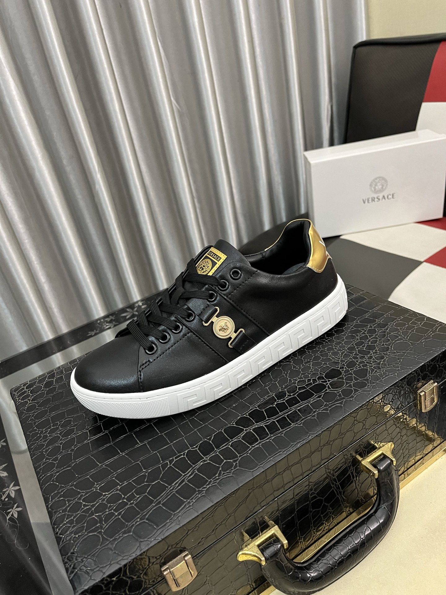 NO:756210,'Versace' men's new high-top latest popular casual shoes, top brand [seduce] luxury [strong] upper is made of imported brand printed fabric + cowhide, breathable lining + pigskin feet () fine workmanship. Personalized fashionable wear-resistant outsole, light and comfortable on the foot, better looking in kind, 38-444 colors available, versace, cowhide19860909《范思哲》 男士高帮新款最新爆款休闲鞋,顶端品牌[勾引]奢侈[强]鞋面選用进口品牌印花面料+牛皮,透气内里+猪皮垫脚（）精细做工.个性时尚耐磨大底,上脚轻巧舒适,實物更好看,38-444色可选,,versace,cowhide,Men's shoes