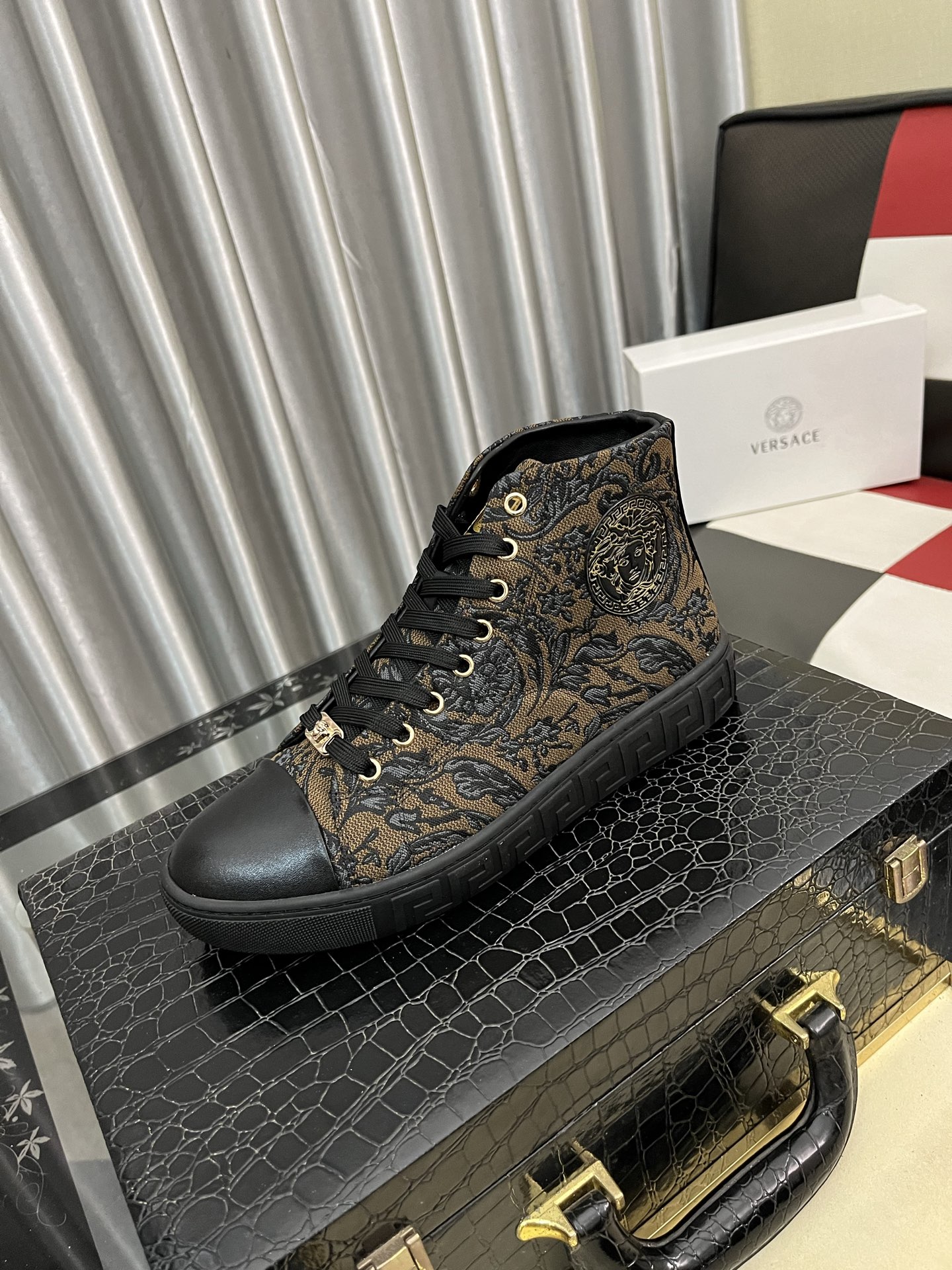 NO:621036,'Versace' men's new high-top latest popular casual shoes, top brand [seduce] luxury [strong] upper is made of imported brand printed fabric + cowhide, breathable lining + pigskin feet () fine workmanship. Personalized fashionable wear-resistant outsole, light and comfortable on the foot, better looking in kind, 38-444 colors available, versace, cowhide19860909《范思哲》 男士高帮新款最新爆款休闲鞋,顶端品牌[勾引]奢侈[强]鞋面選用进口品牌印花面料+牛皮,透气内里+猪皮垫脚（）精细做工.个性时尚耐磨大底,上脚轻巧舒适,實物更好看,38-444色可选,,versace,cowhide,Men's shoes