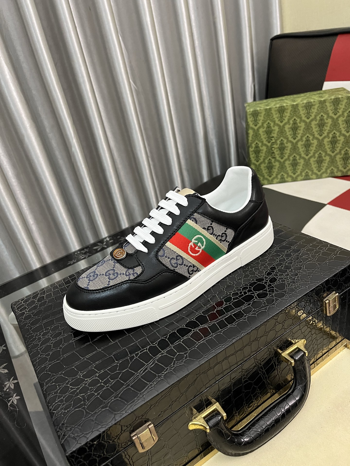 NO:621092,[Gucci] New casual shoes. Exclusively molded to customize the style. The fabric is made of cowhide imported from Italy. Genuine leather is breathable inside. Exclusively molded to customize the outsole to be wear-resistant and non-slip. Counter-level version, perfect match, on-foot effect, exquisite workmanship. Sizes 38-442 colors available,,cowhide19860909［古奇］新款休闲鞋.独家开模定制风格,面料采用意大利进口牛皮,真皮透气内里.独家开模定制大底耐磨防滑.专柜级别版型,完美搭配、上脚效果,车工精湛.码数38-442色可选,,cowhide,Men's shoes