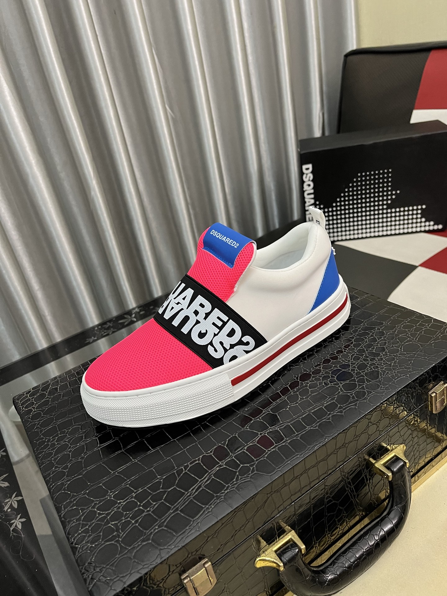 NO:621098,D2's new top-notch casual shoes for street men are coming and are available at counters simultaneously. Original factory configuration, original woven material imported from Italy, soles specially provided by the original factory, original soles are super comfortable, original factory follow-up goods, code number 36-46,19860909D2新款顶级代购炸街男神休闲鞋新品来袭专柜同步发售原厂配置,意大利进口原版编织材质 鞋底原厂特供原版底超级舒适,原厂跟单货 码数 36-46,,Men's shoes