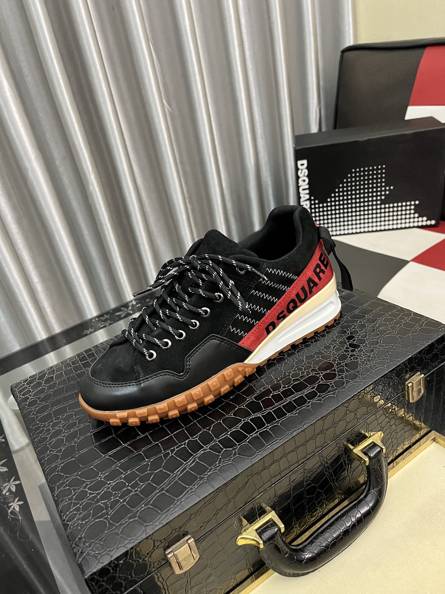 NO:621102,D2's new top-notch casual shoes for street men are coming and are available at counters simultaneously. Original factory configuration, original woven material imported from Italy, soles specially supplied by the original factory, original soles are super comfortable, original factory follow-up goods, code number 38-46,19860909D2新款顶级代购炸街男神休闲鞋新品来袭专柜同步发售原厂配置,意大利进口原版编织材质 鞋底原厂特供原版底超级舒适,原厂跟单货 码数 38-46,,Men's shoes